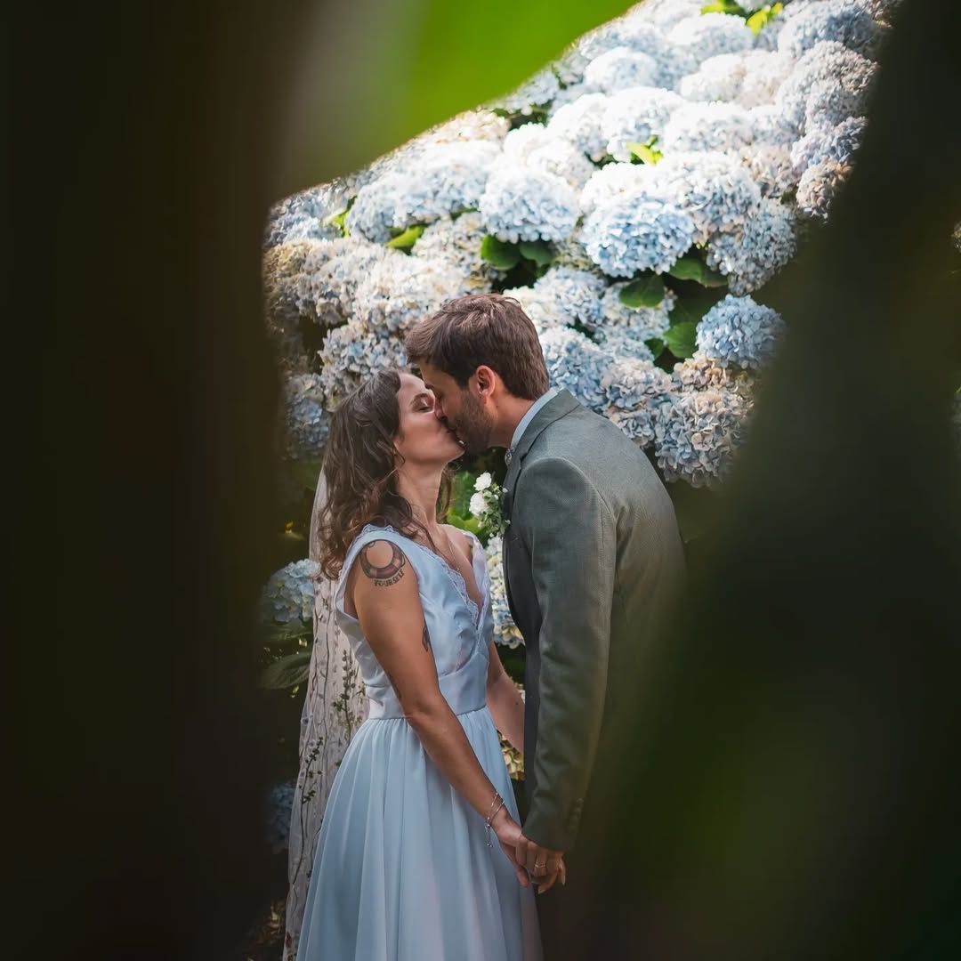 Azores wedding photographer capturing a kiss between hydrangeas in São Miguel