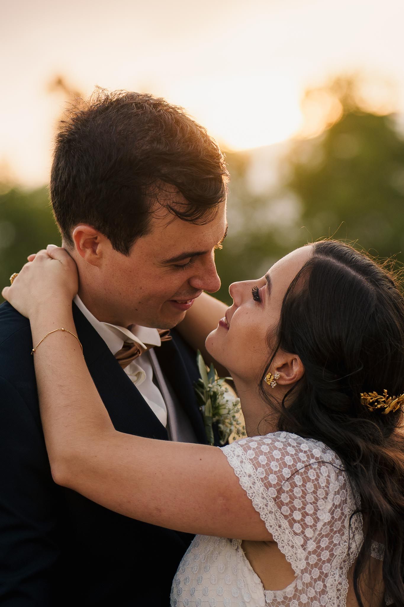 A romantic wedding couple shares intimate sunset kisses in a series of candid outdoor portraits.