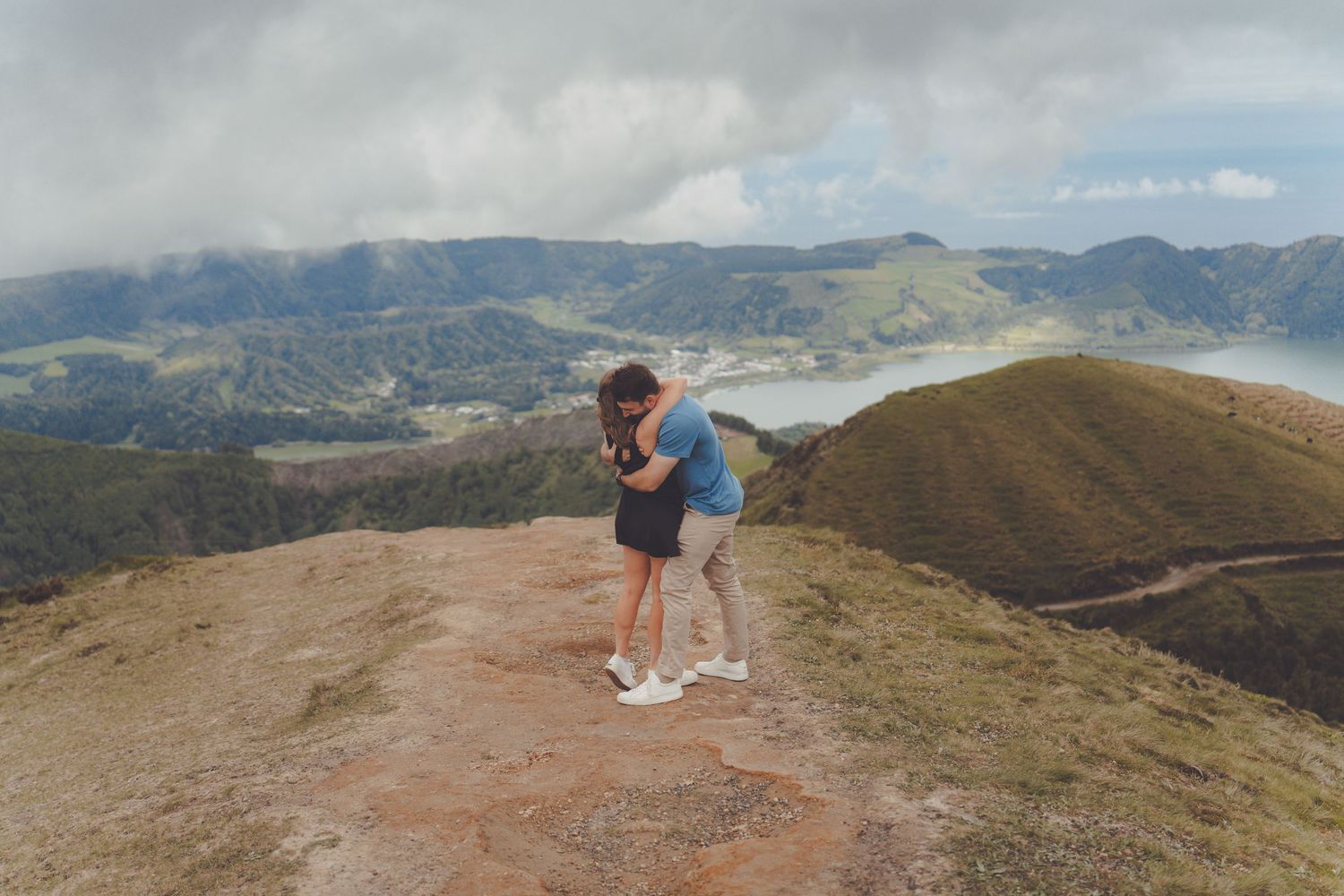 Couple embraces at Boca do Inferno viewpoint – iconic proposal captured by Azores wedding photographer