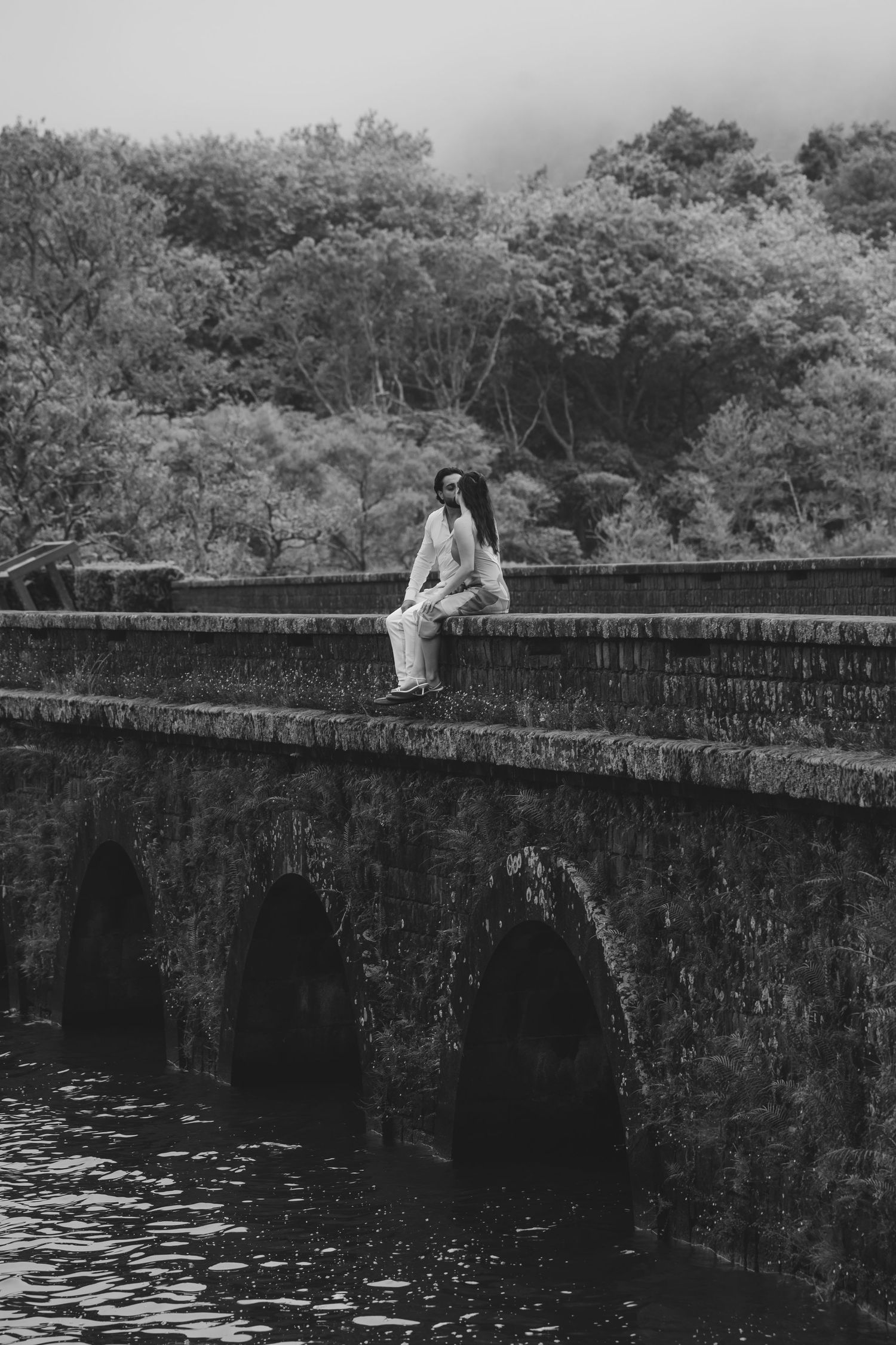 Couple in stone bridge – timeless black and white wedding photo in São Miguel, Azores