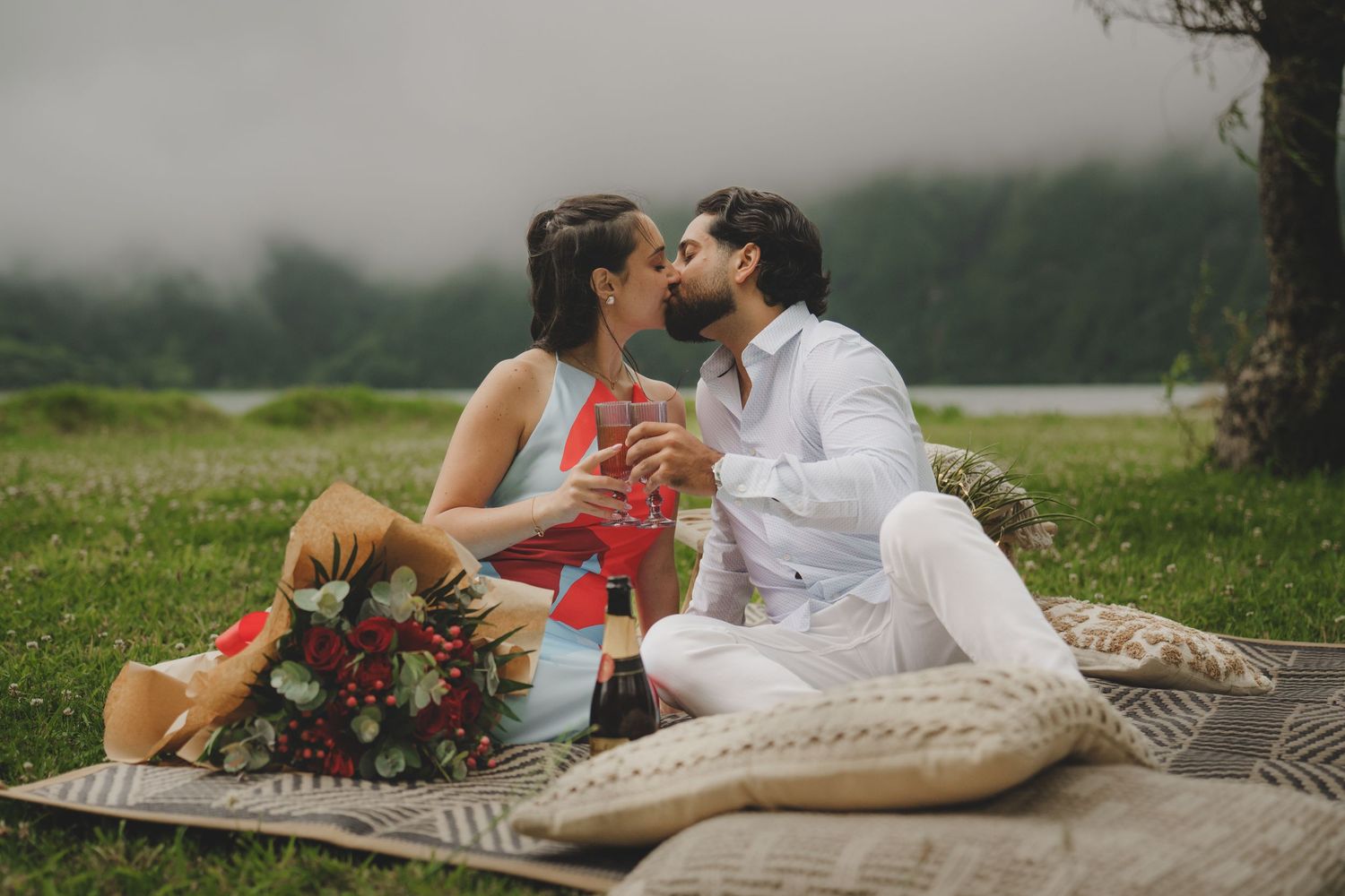 Couple kissing during picnic session – emotional Azores wedding photographer moment
