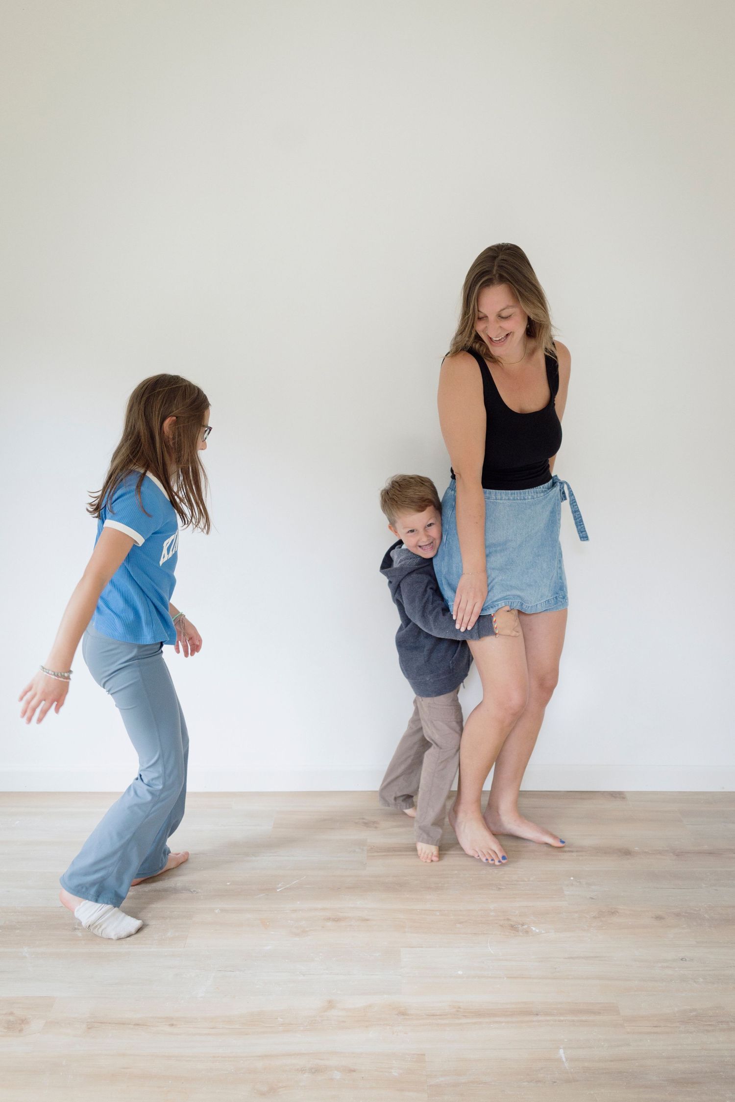 studio session, natural light, candid mother and kids