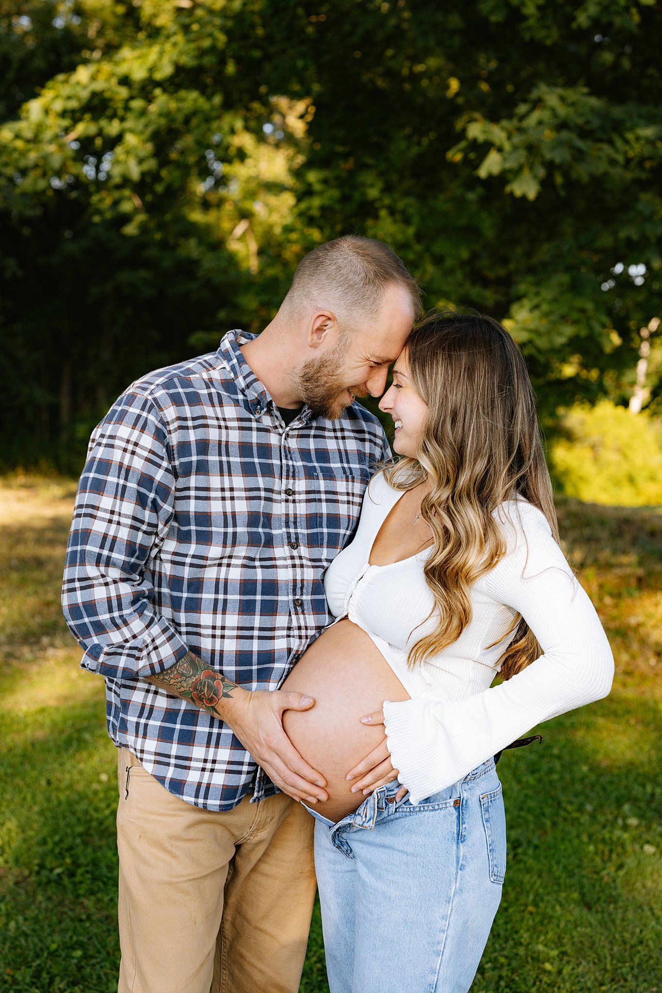 couple embracing in pregnancy photosession
