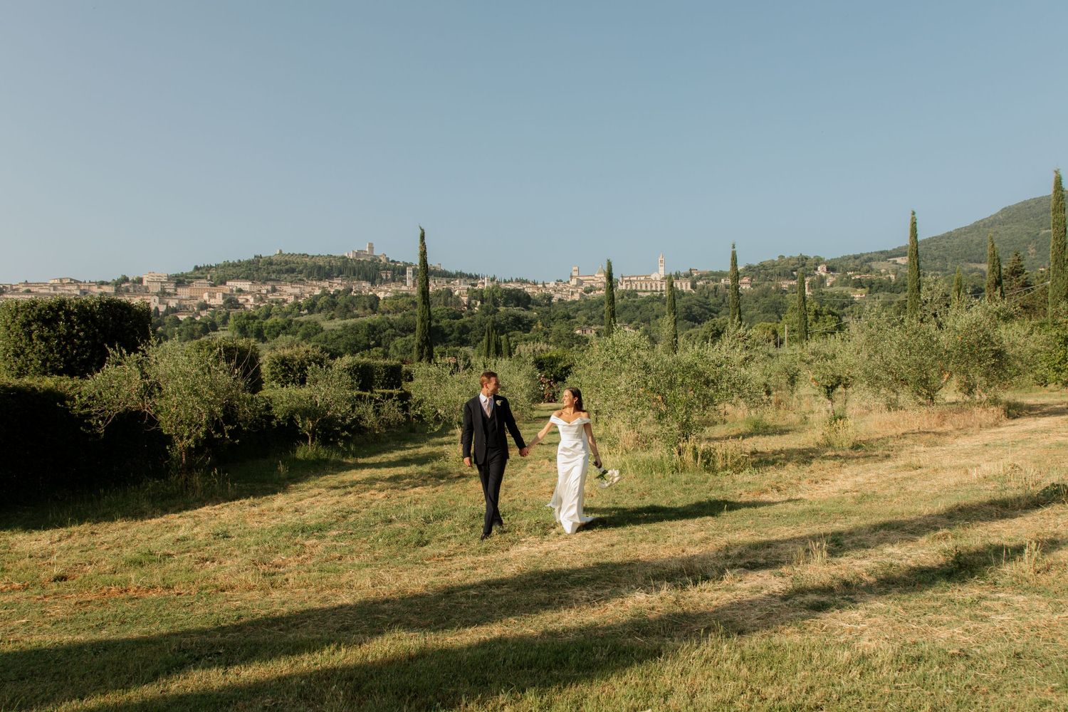 European Wedding Photographer captures wedding photos at a Tuscany Wedding venue. Italian wedding photographer, Timeless and candid photos.