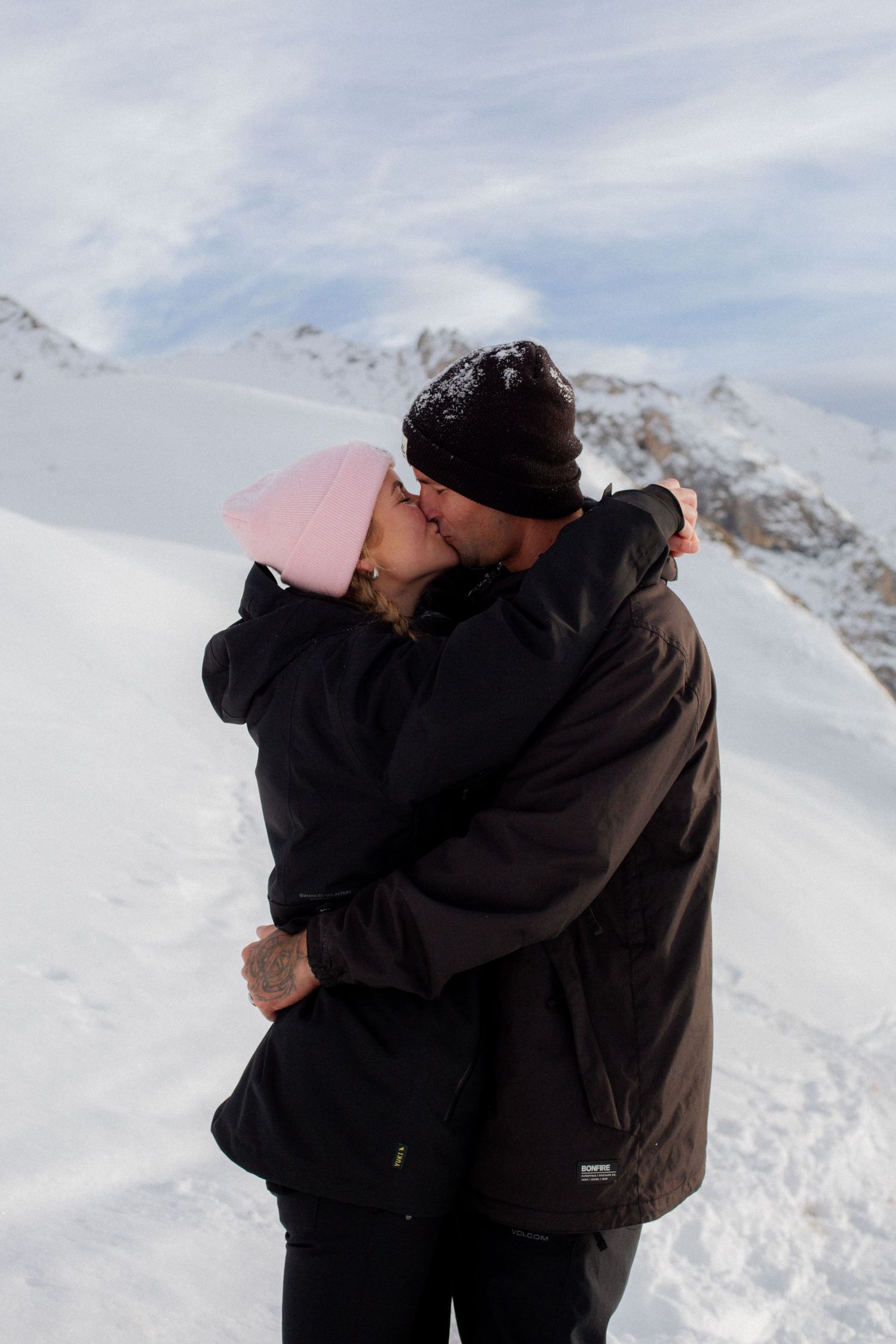 Snowy couples photography Val d'Isere wedding photography val d'isere elopement photographer wedding in Val d'Isere. Candid winter wedding