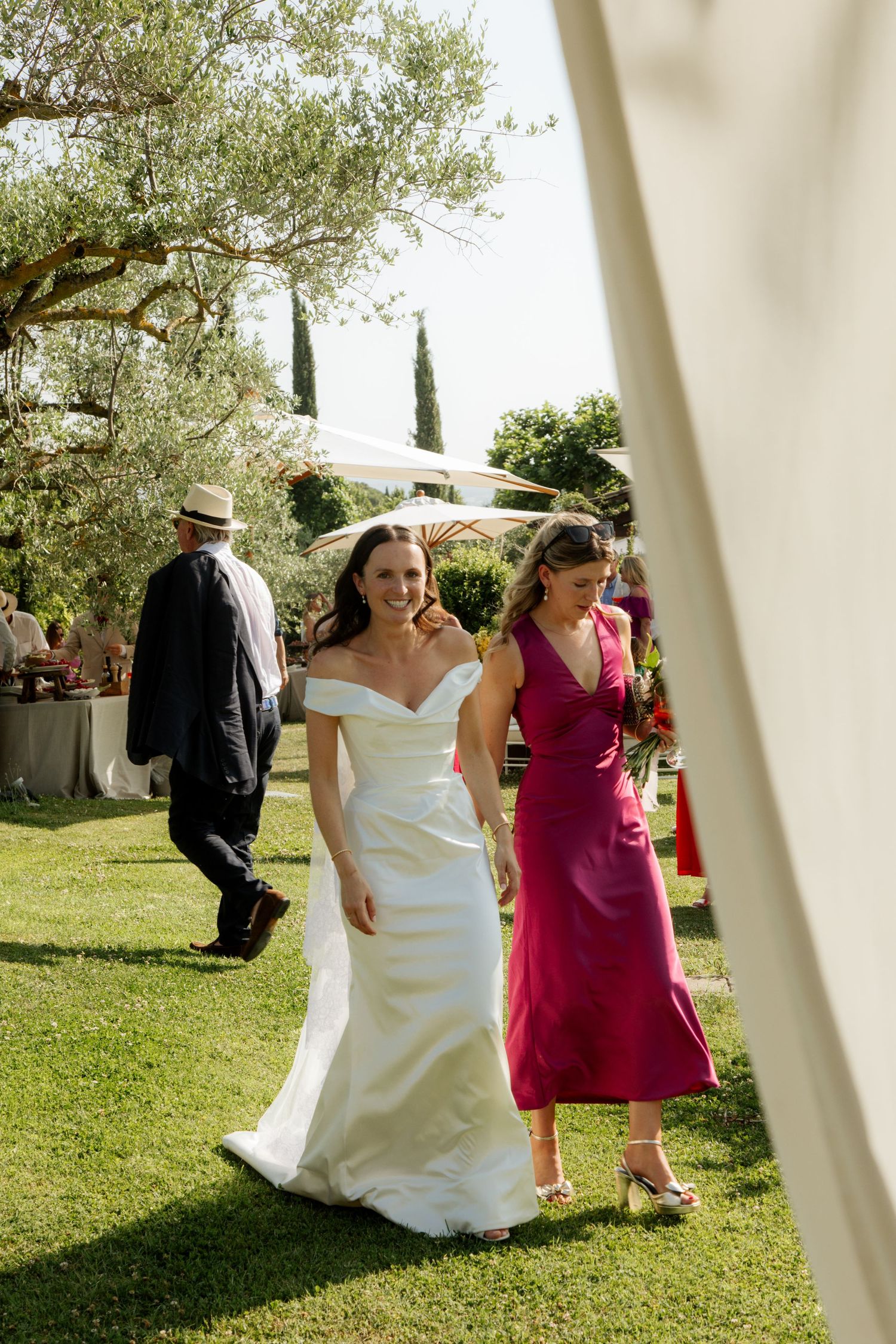European Wedding Photographer captures wedding photos at a Tuscany Wedding venue. Italian wedding photographer, Timeless and candid photos.
