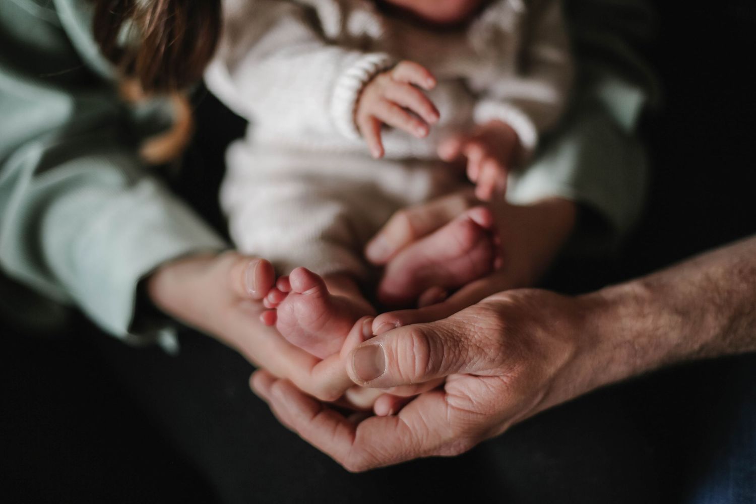 Family & Newborn photos in Morzine. Morzine photographer capturing Natural family photos. Newborn photography in Morzine.
