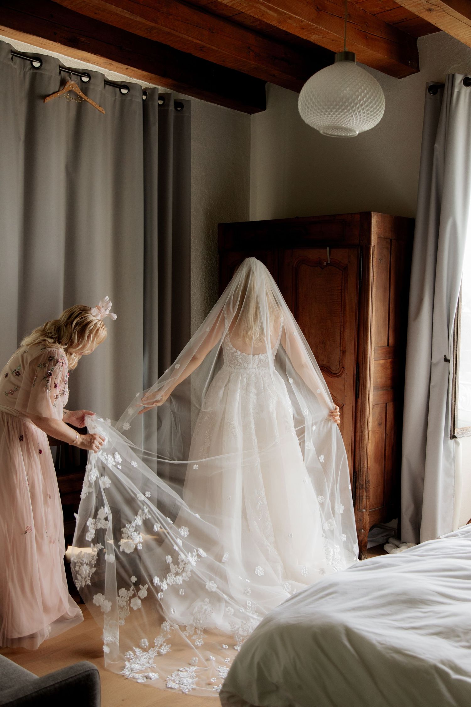 Annecy Wedding photographer captures epic wedding and natural couples photos on Lake Annecy in France. Candid & timeless documentary style.
