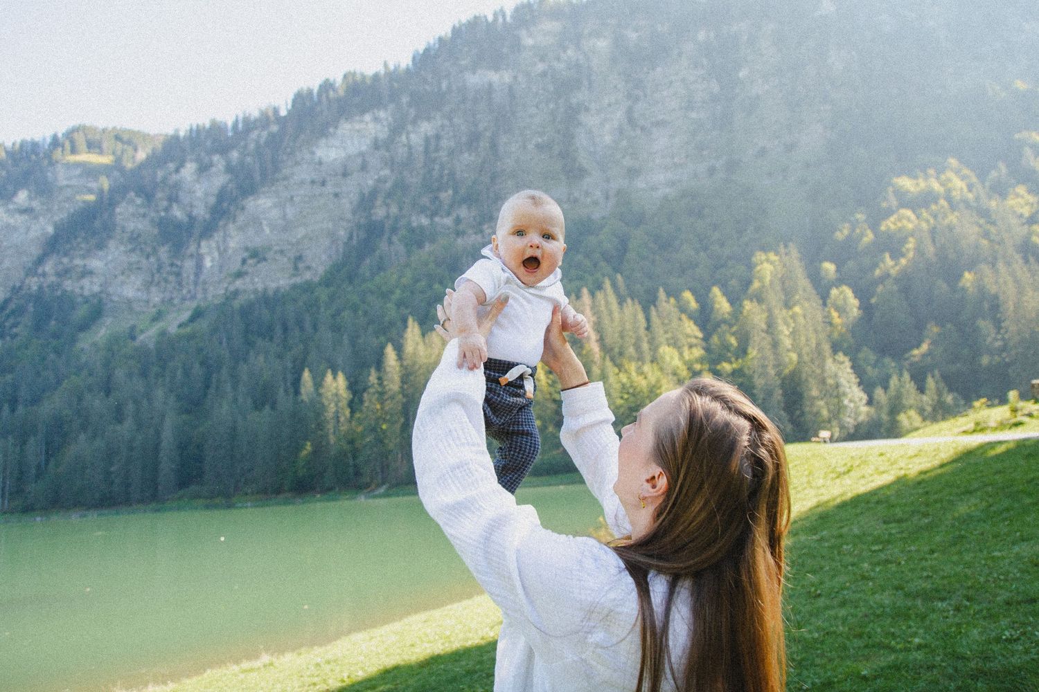 Outdoor family photography session with a mountain backdrop. Captured by Morzine Family photographer. Natural family portraits in morzine
