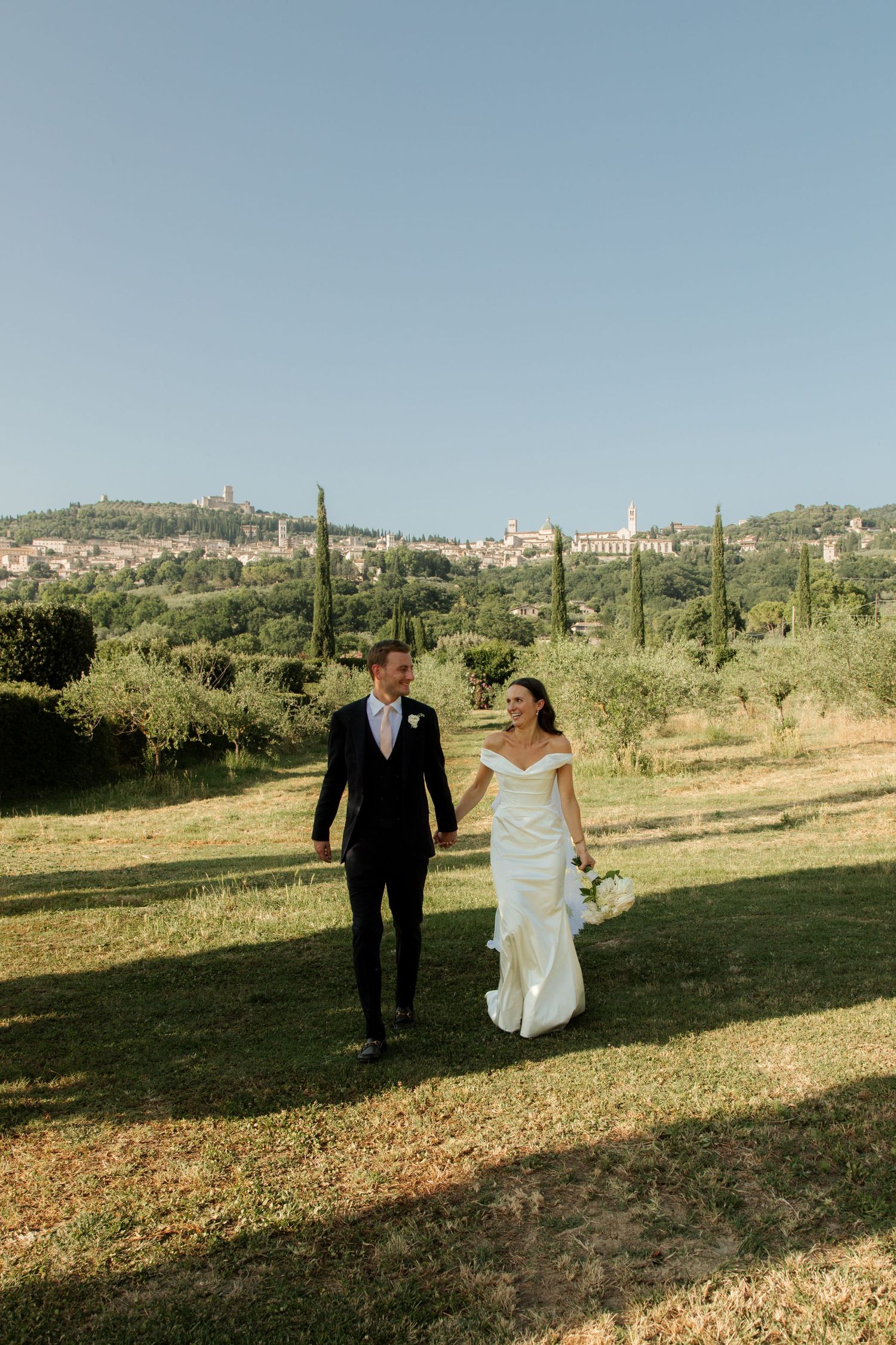 European Wedding Photographer captures wedding photos at a Tuscany Wedding venue. Italian wedding photographer, Timeless and candid photos.