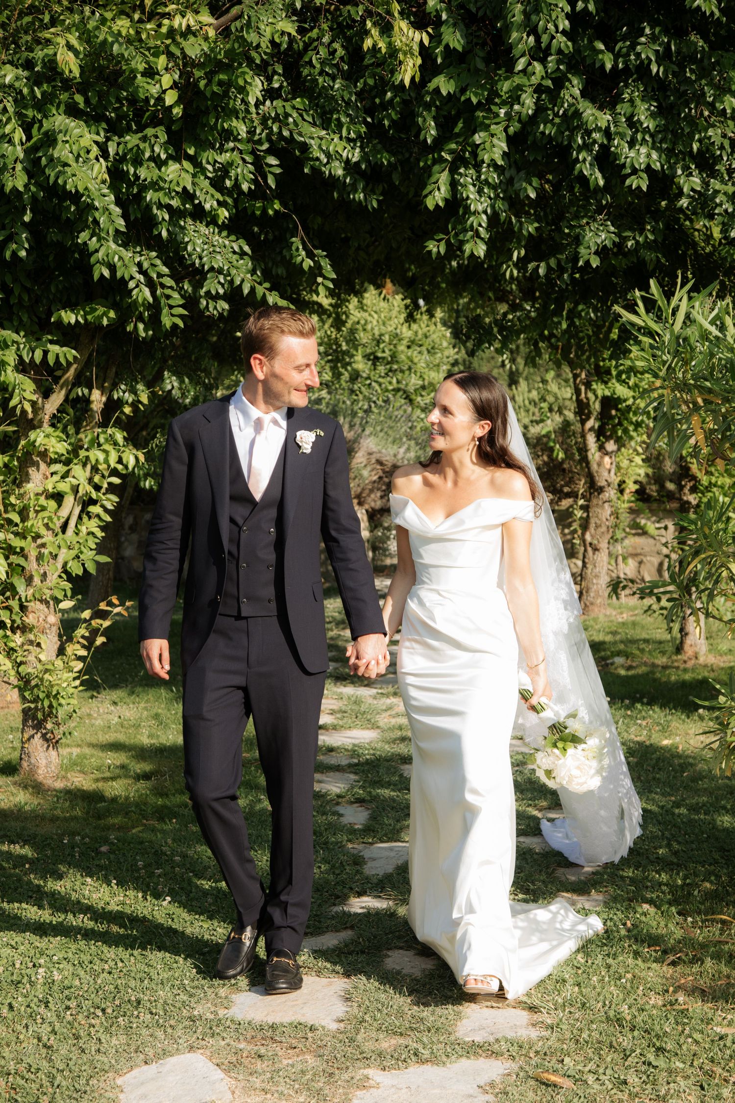 European Wedding Photographer captures wedding photos at a Tuscany Wedding venue. Italian wedding photographer, Timeless and candid photos.