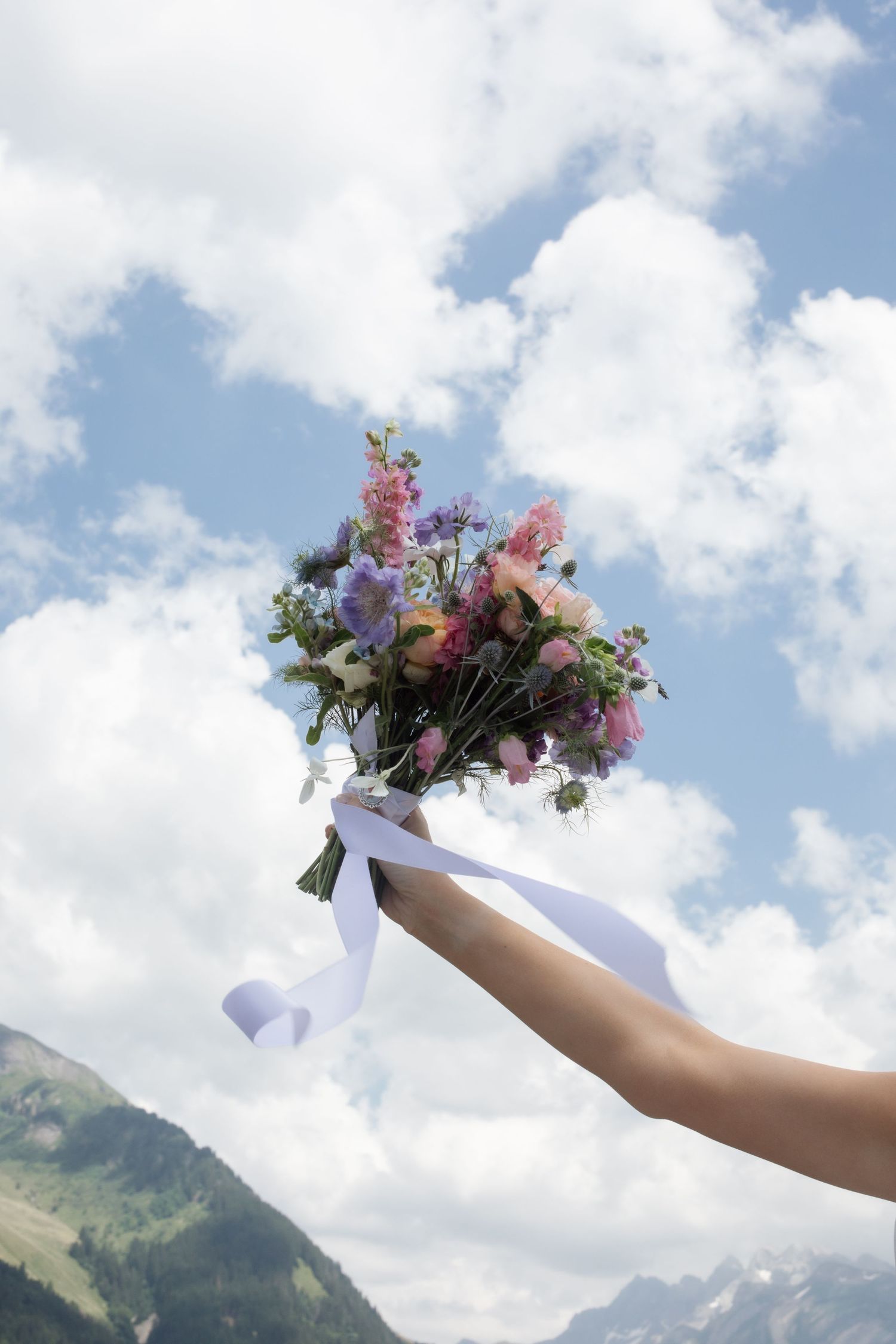 wedding photo details taken by european wedding photographer in france. Alpine wedding