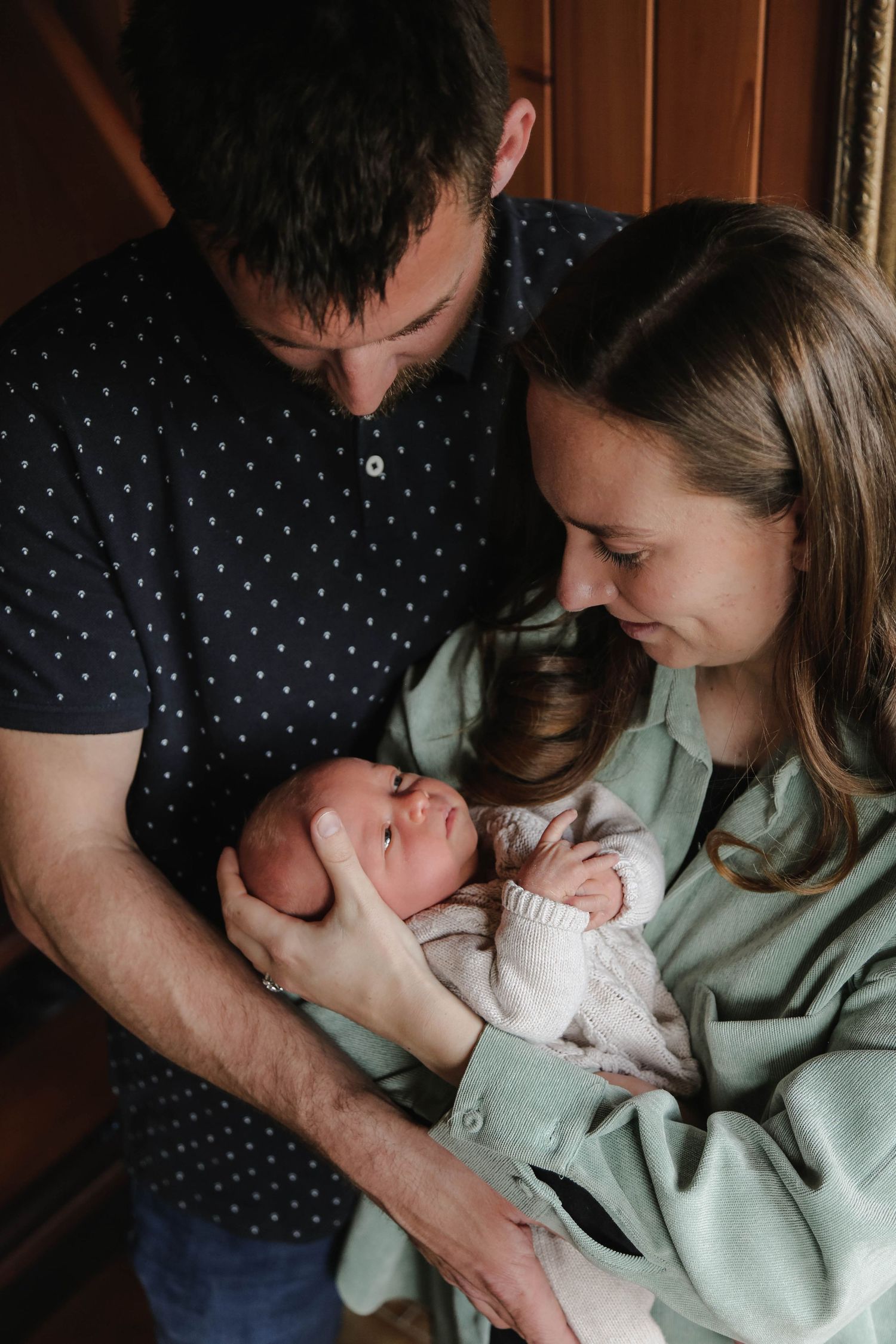Family & Newborn photos in Morzine. Morzine photographer capturing Natural family photos. Newborn photography in Morzine.