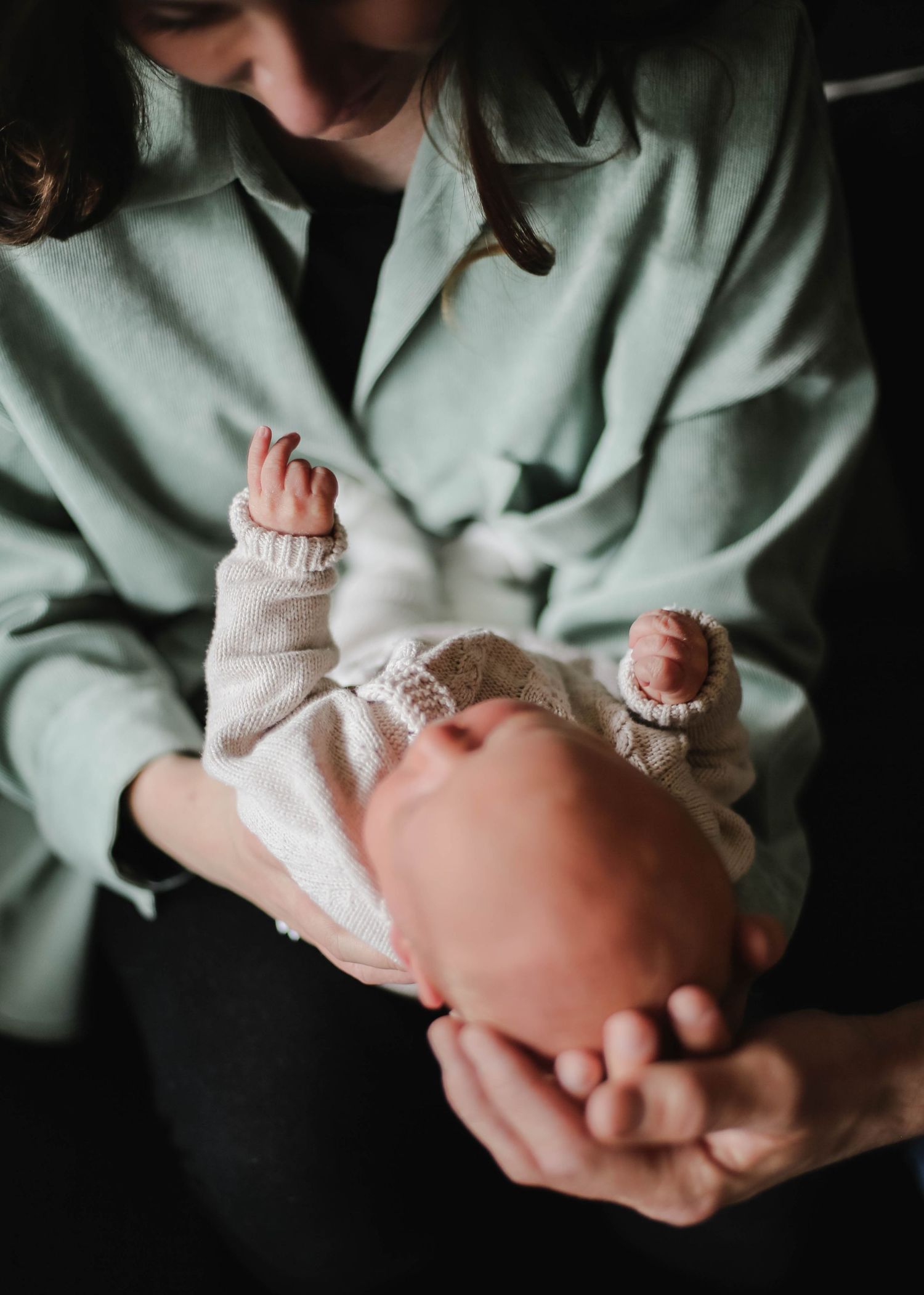 Family & Newborn photos in Morzine. Morzine photographer capturing Natural family photos. Newborn photography in Morzine.