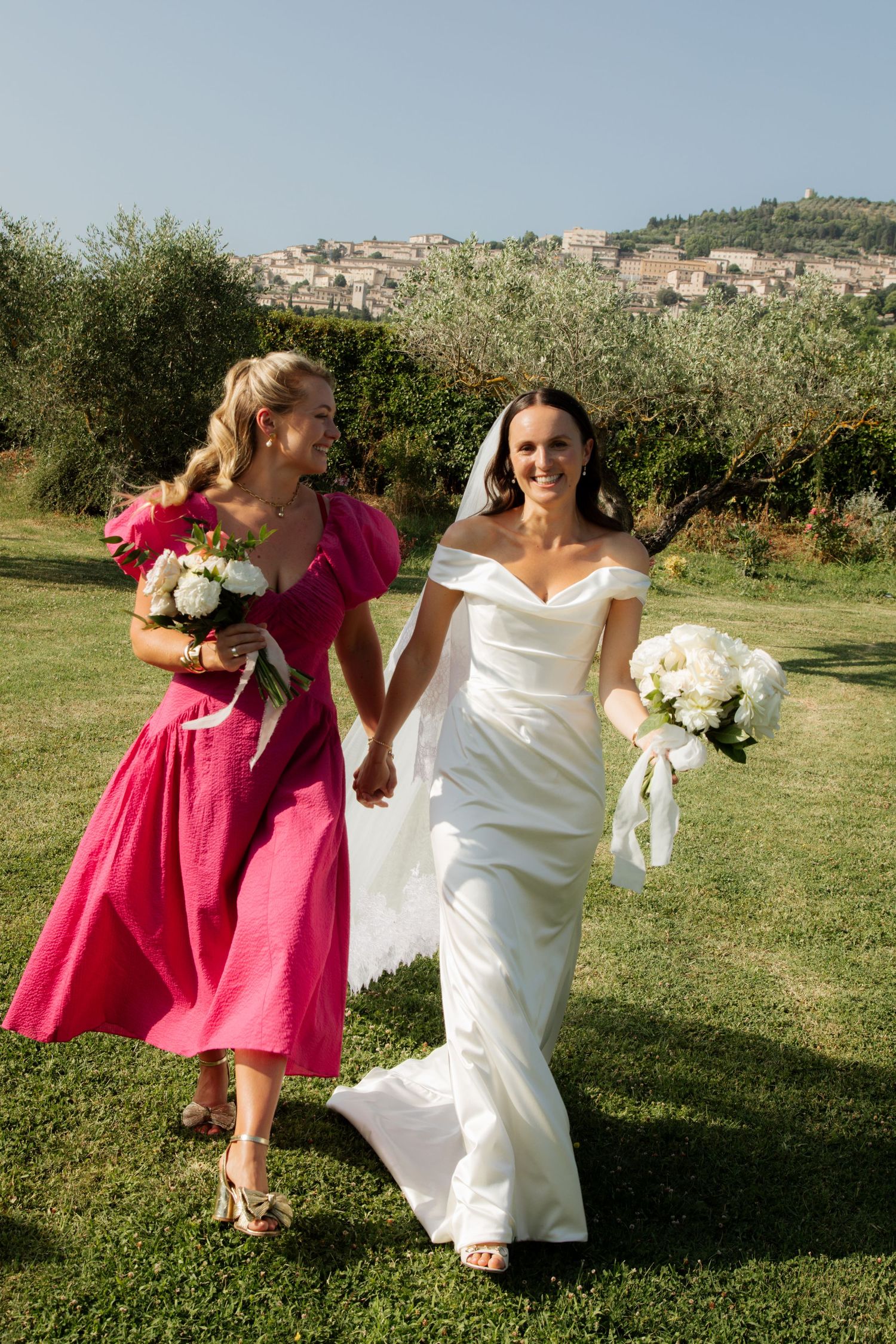 Italian Wedding Photographer captures candid ceremony photo at Tuscany Wedding venue.Natural,honest &authentic storytelling. Assisi Wedding