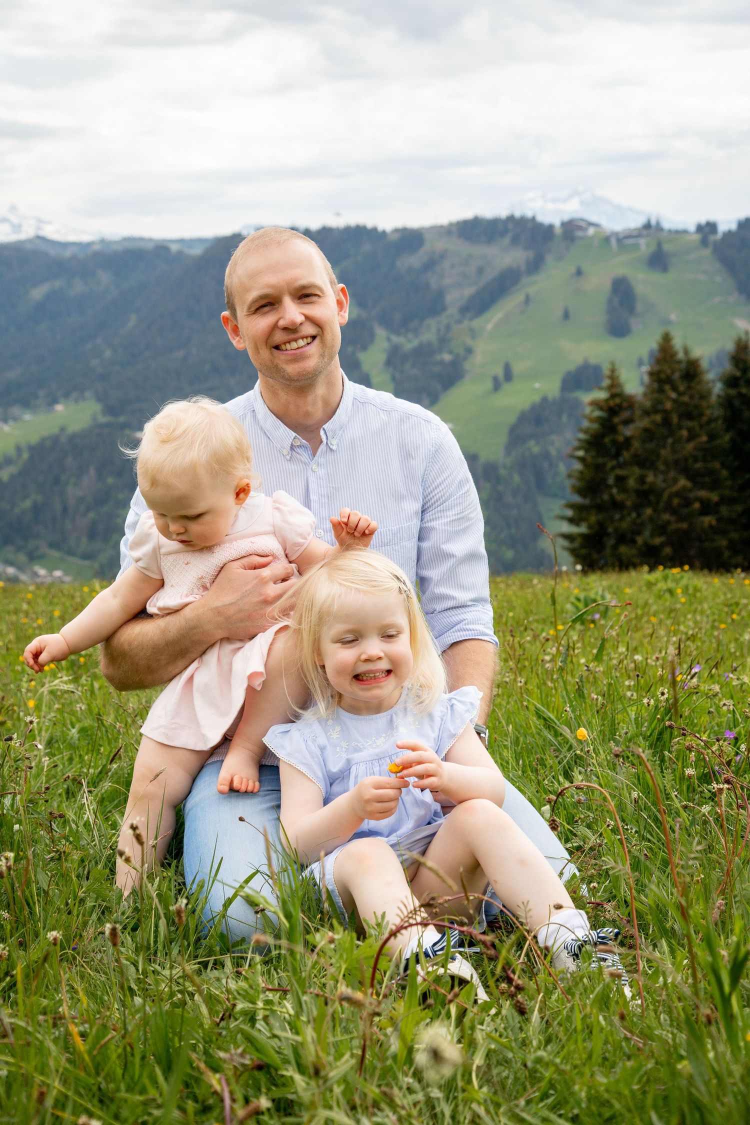 Outdoor family photography session with a mountain backdrop. Captured by Morzine Family photographer. Natural family portraits in morzine