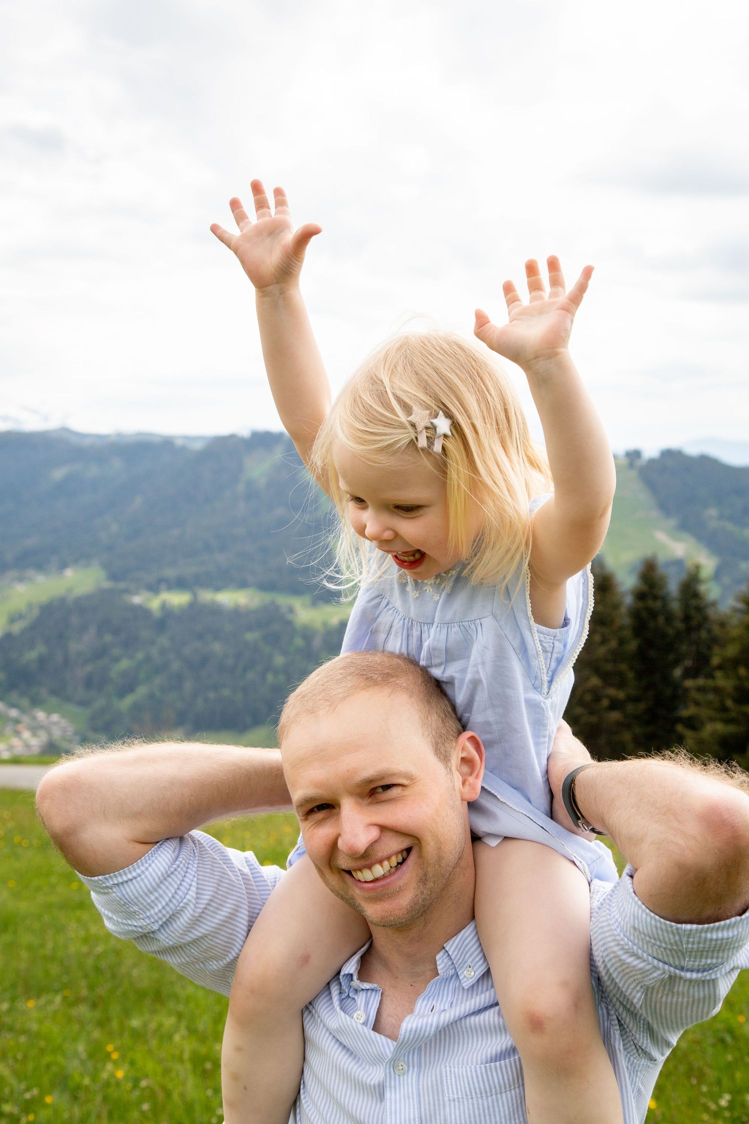 Outdoor family photography session with a mountain backdrop. Captured by Morzine Family photographer. Natural family portraits in morzine