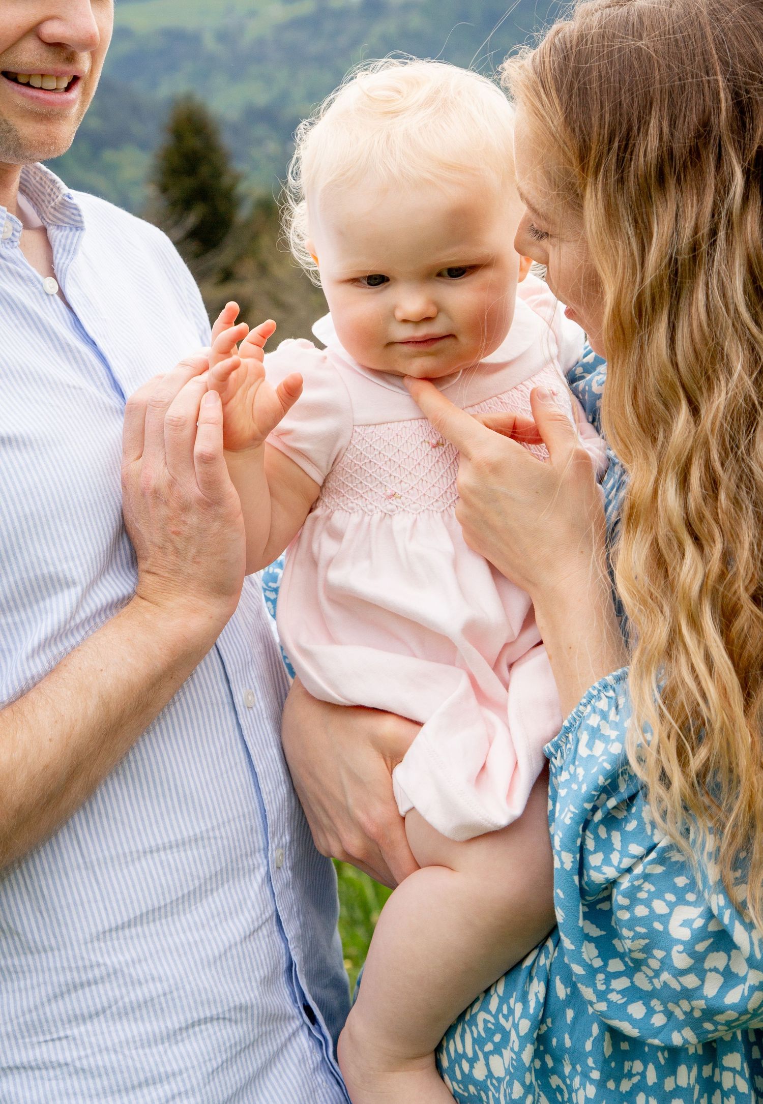 Outdoor family photography session with a mountain backdrop. Captured by Morzine Family photographer. Natural family portraits in morzine