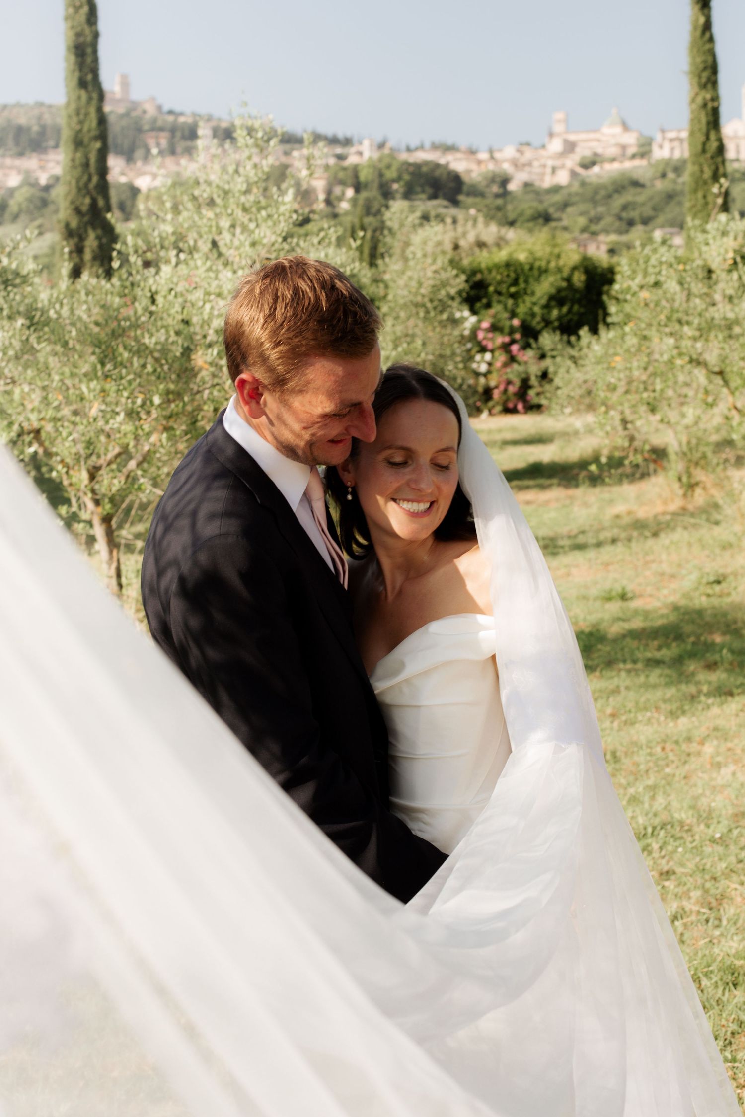 Europe Wedding Photographer cpatures golden hour couples photo at a Tusancy Wedding Venue. Natural, honest & authentic storytelling