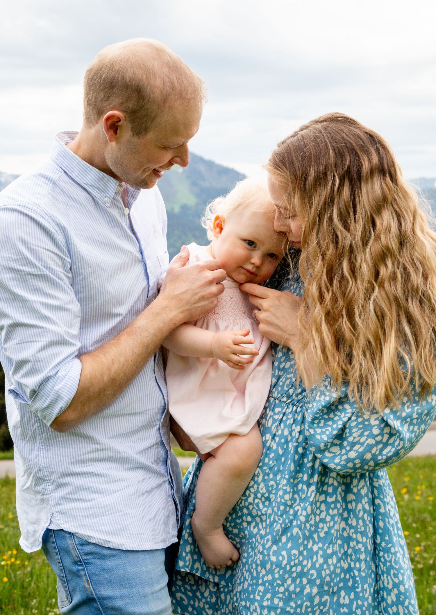 Outdoor family photography session with a mountain backdrop. Captured by Morzine Family photographer. Natural family portraits in morzine