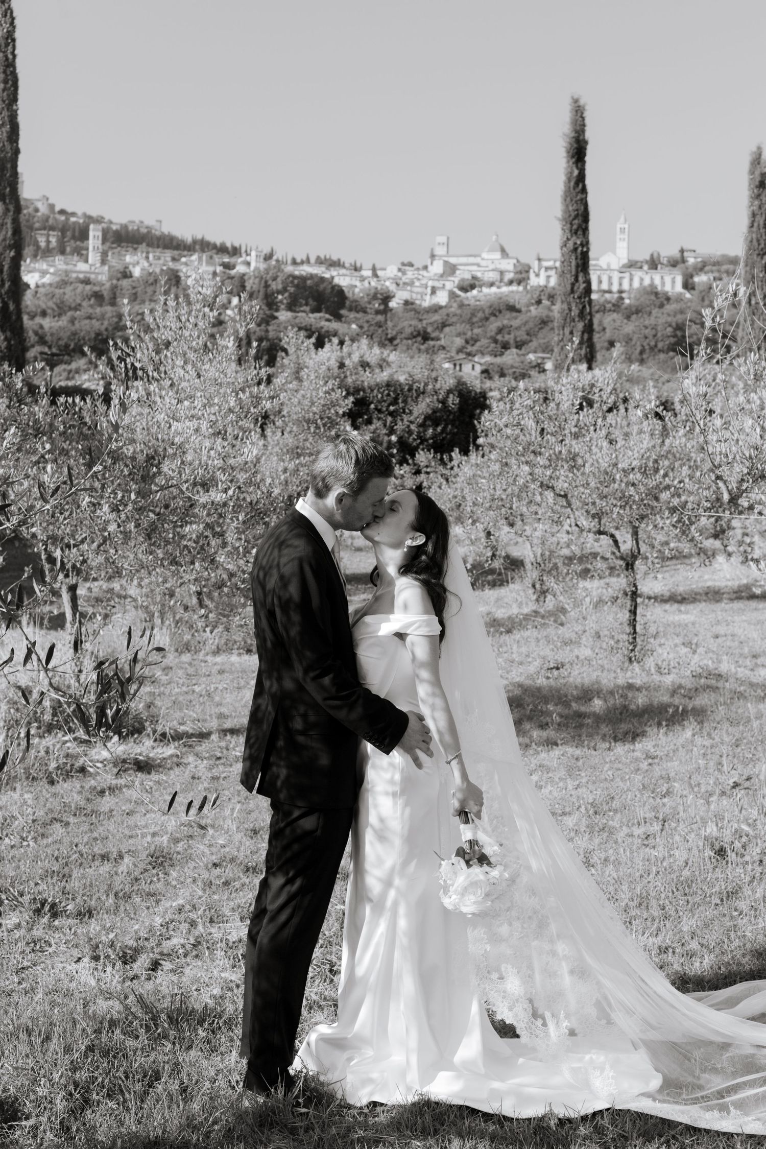 European Wedding Photographer captures wedding photos at a Tuscany Wedding venue. Italian wedding photographer, Timeless and candid photos.