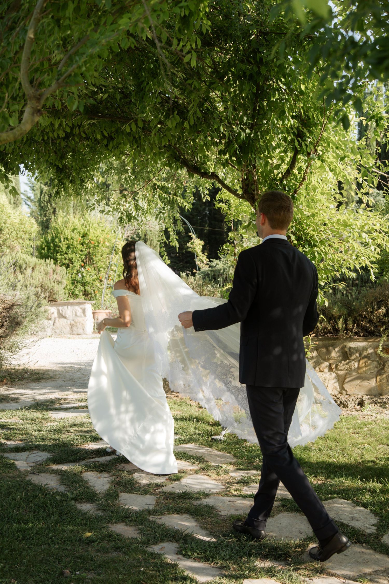 European Wedding Photographer captures wedding photos at a Tuscany Wedding venue. Italian wedding photographer, Timeless and candid photos.
