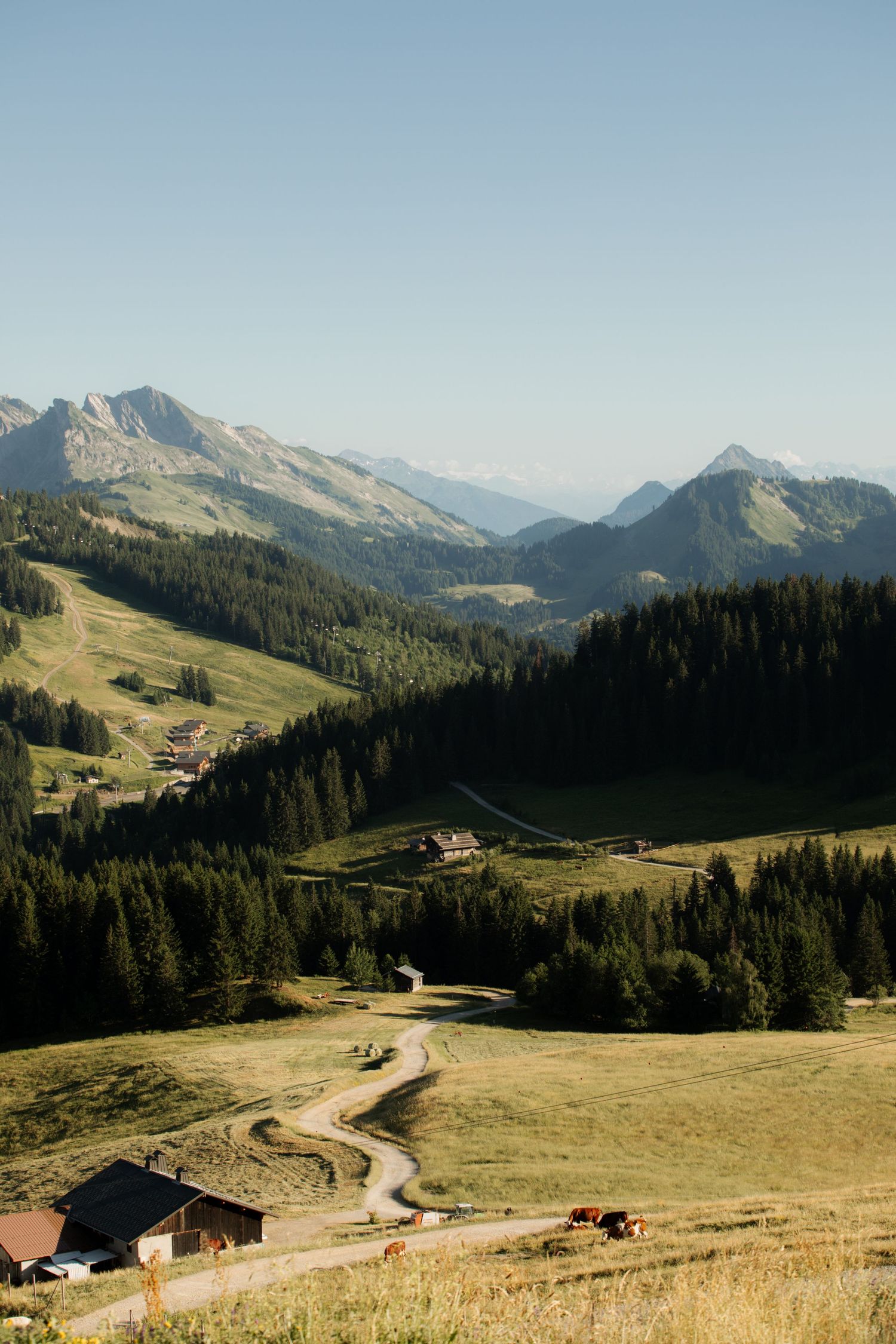 Morzine Wedding Photographer captures epic sunset wedding dinner in La Clusaz Wedding venue. French Alps, Mountain Wedding photographer.