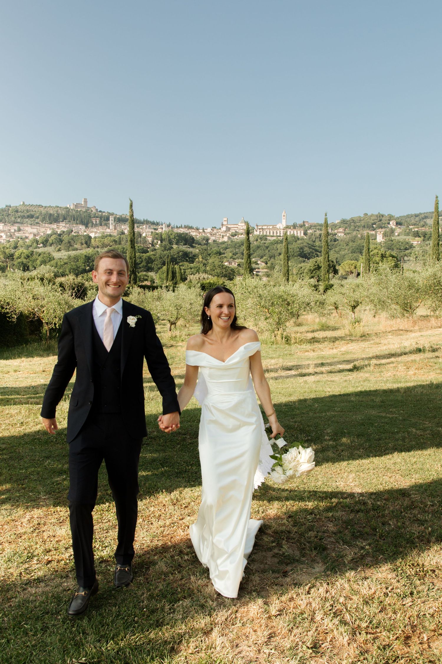 European Wedding Photographer captures wedding photos at a Tuscany Wedding venue. Italian wedding photographer, Timeless and candid photos.