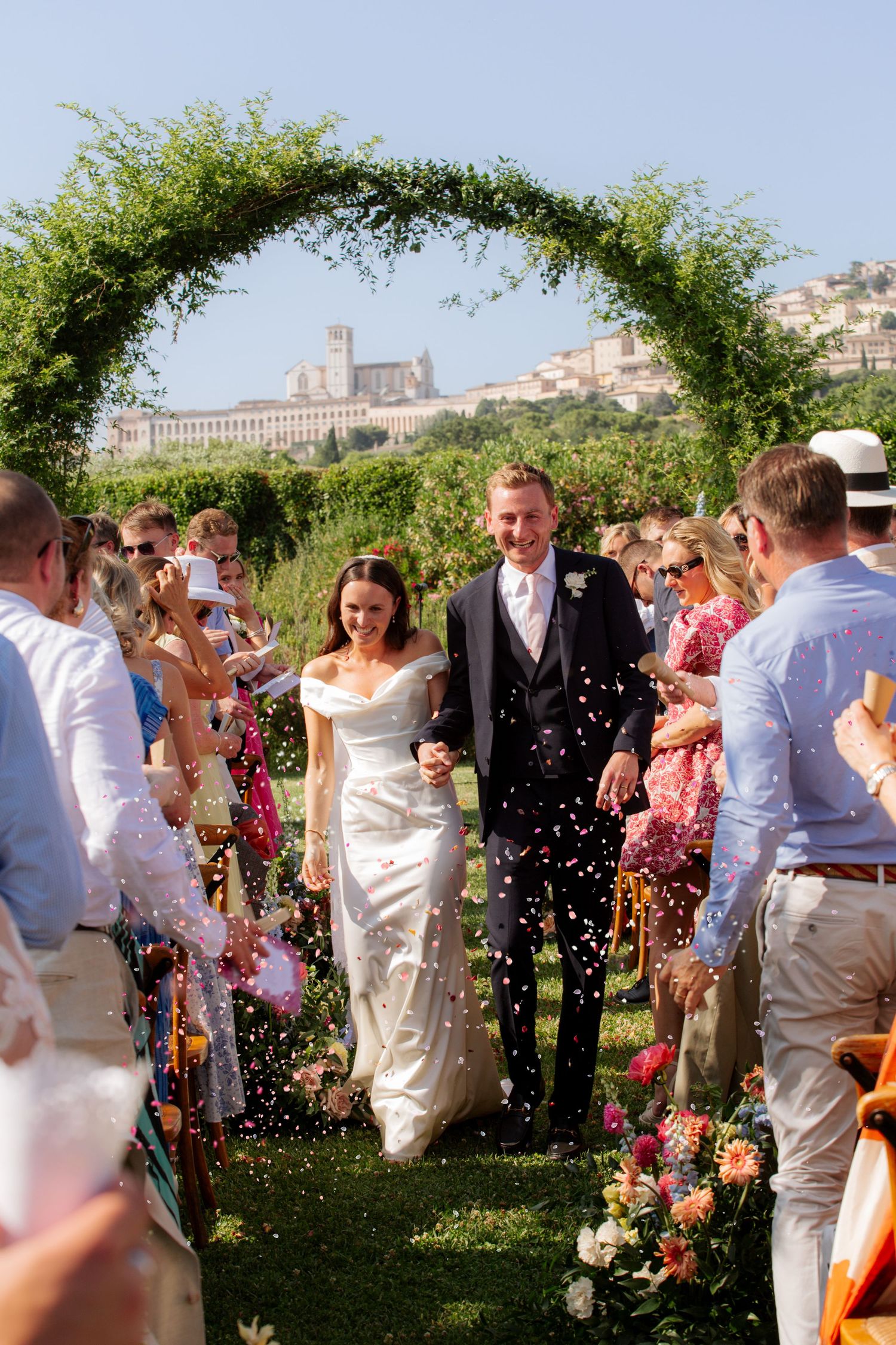 European Wedding Photographer captures wedding photos at a Tuscany Wedding venue. Italian wedding photographer, Timeless and candid photos.