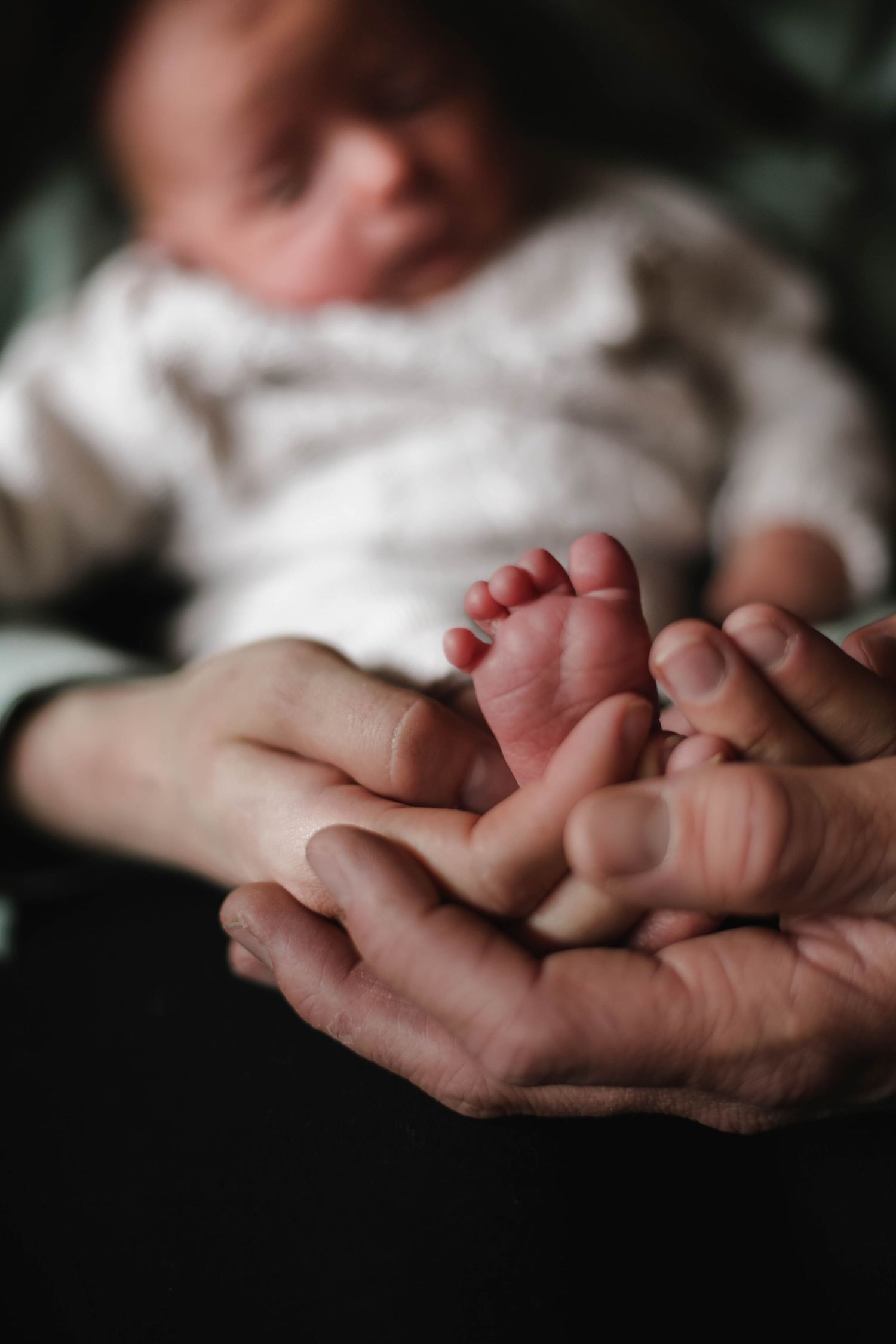 Family & Newborn photos in Morzine. Morzine photographer capturing Natural family photos. Newborn photography in Morzine.