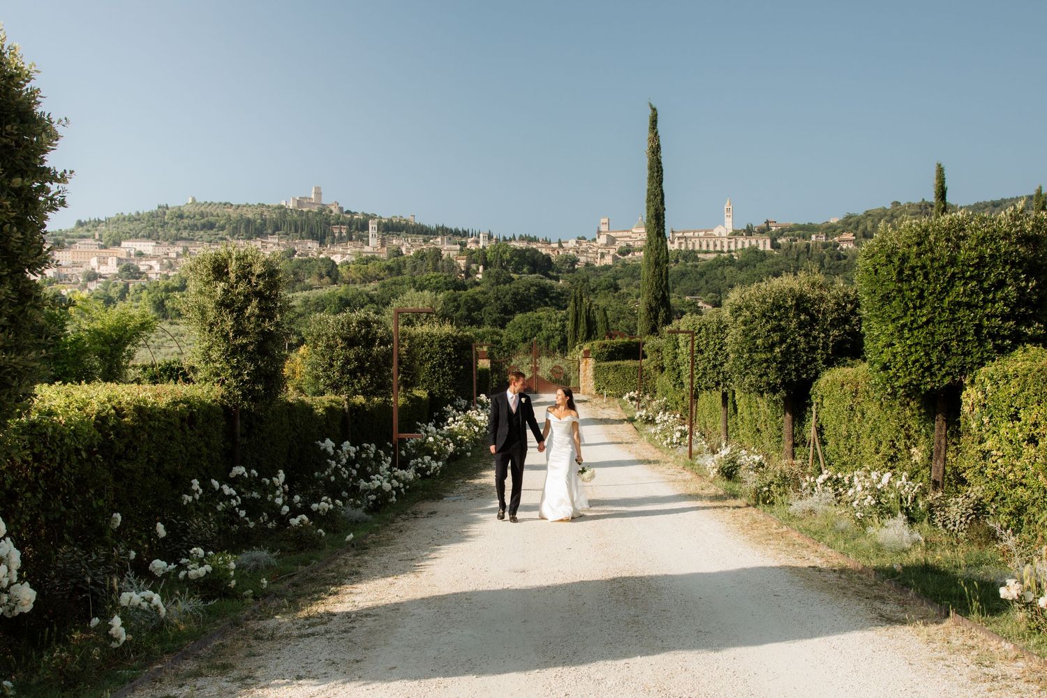 European Wedding Photographer captures wedding photos at a Tuscany Wedding venue. Italian wedding photographer, Timeless and candid photos.