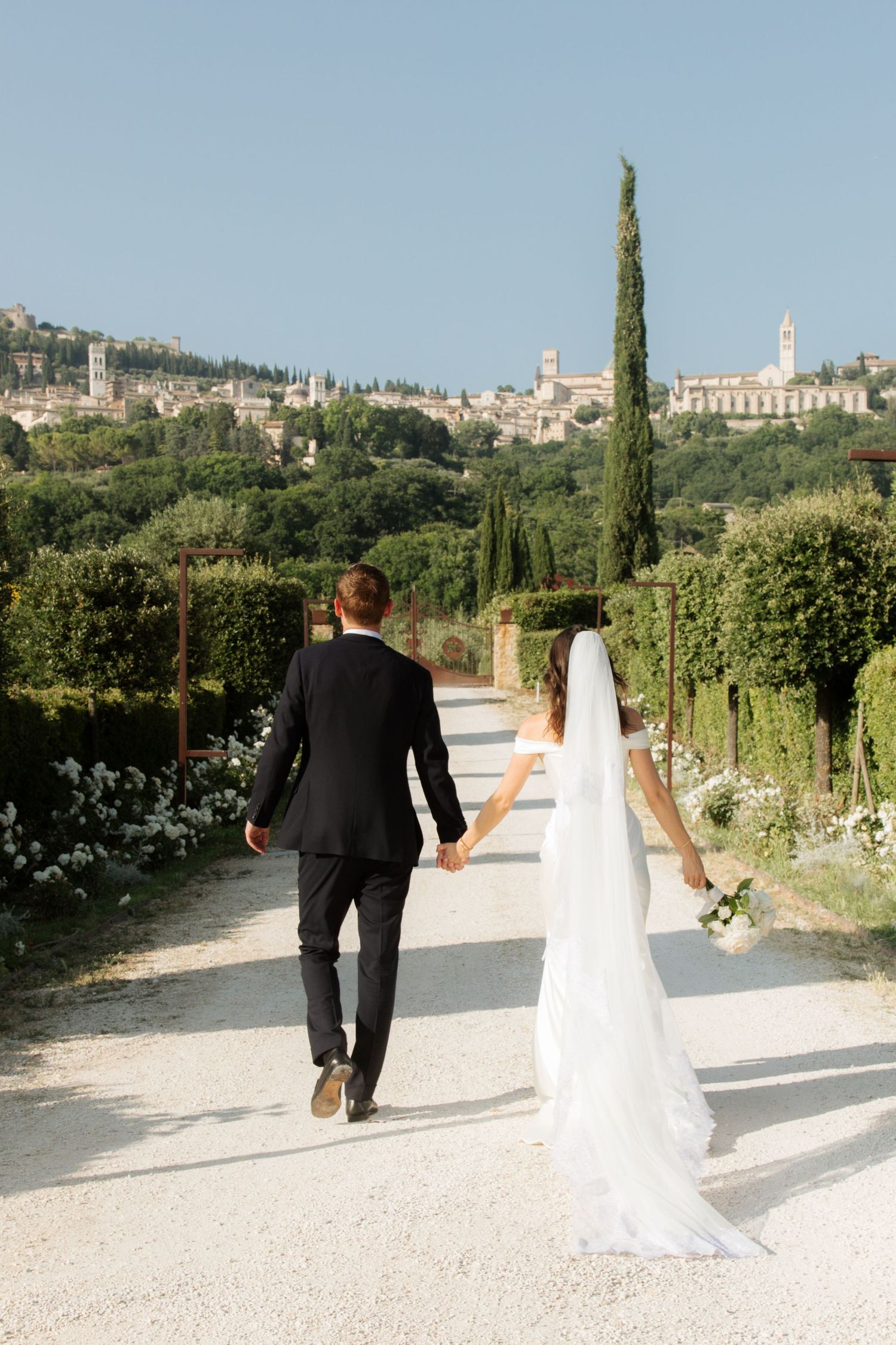 Italian Wedding Photographer captures candid ceremony photo at Tuscany Wedding venue.Natural,honest &authentic storytelling. Assisi Wedding