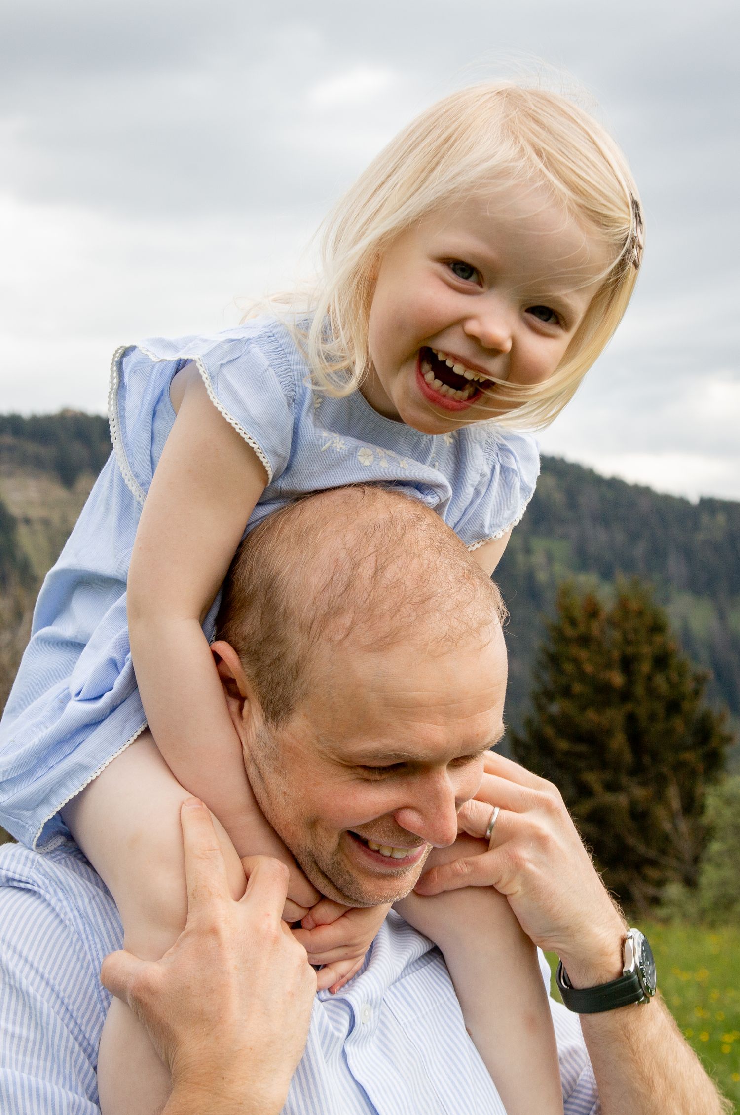 Outdoor family photography session with a mountain backdrop. Captured by Morzine Family photographer. Natural family portraits in morzine