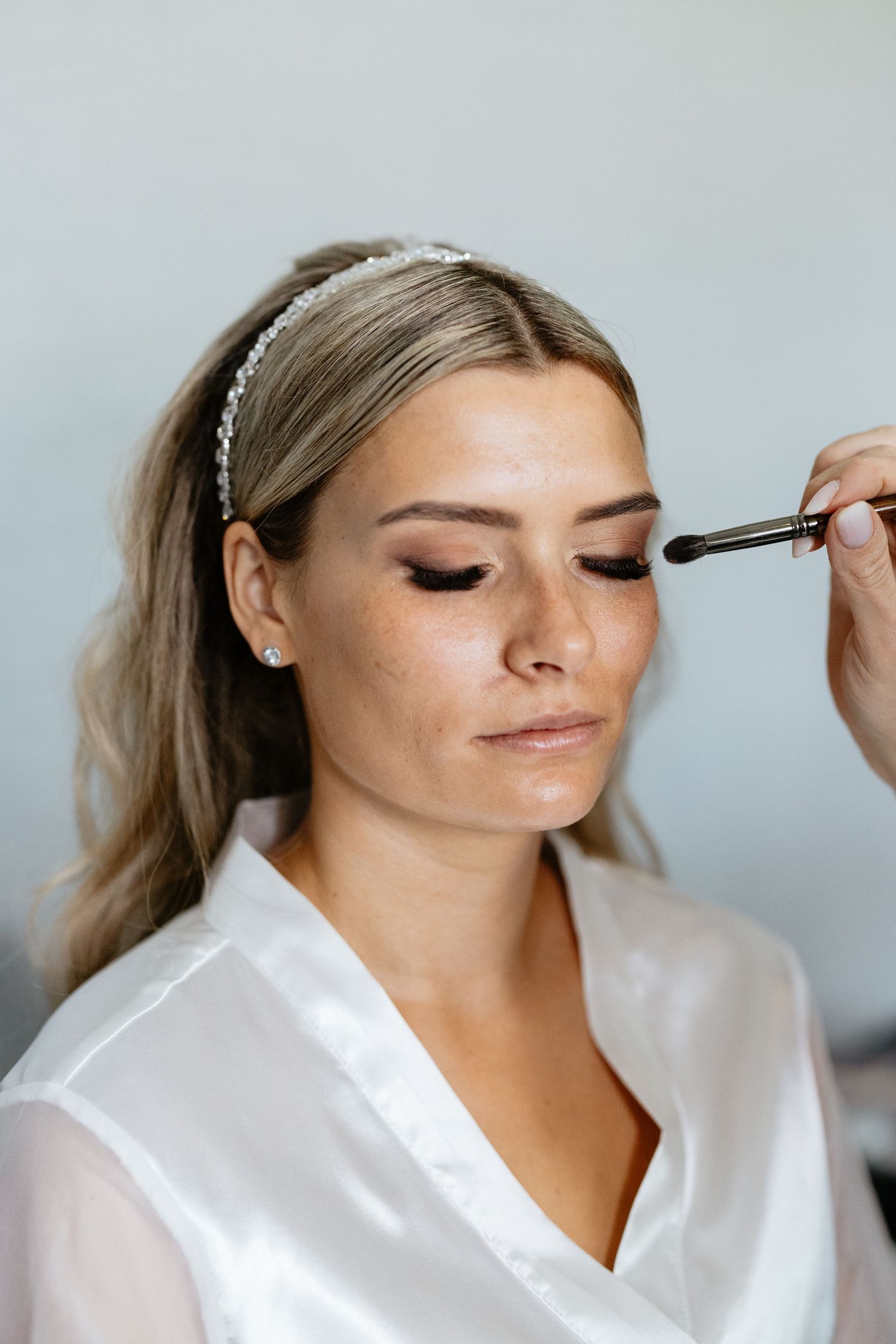 A makeup application process showing mascara being applied to eyelashes in a step-by-step sequence.