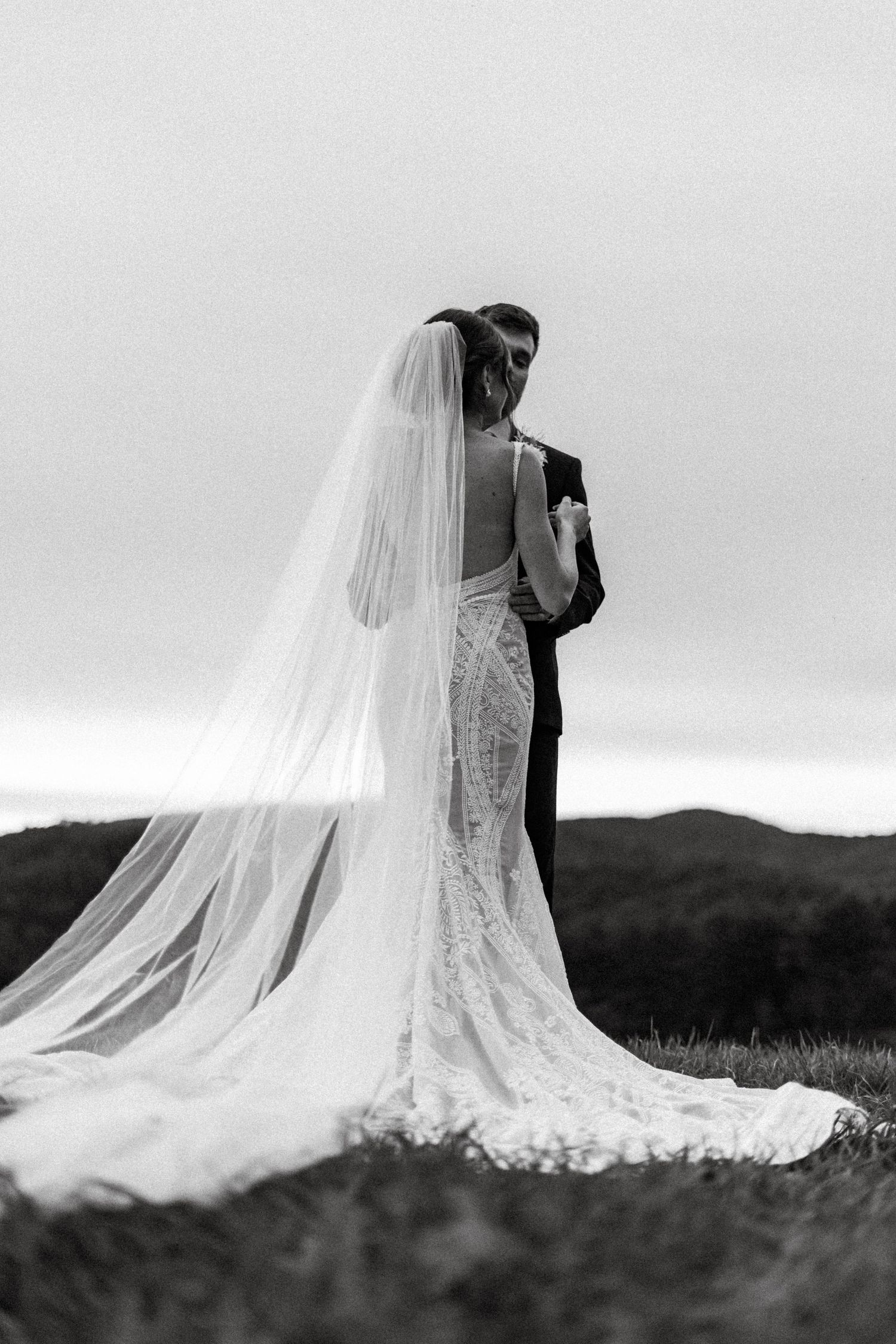 A couple hugging in black and white at The Barn on New River