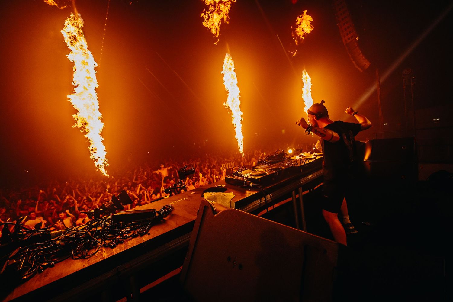 creative festivalshots nighttime energy Bradamedia stroboscoop visuals industrial vibe