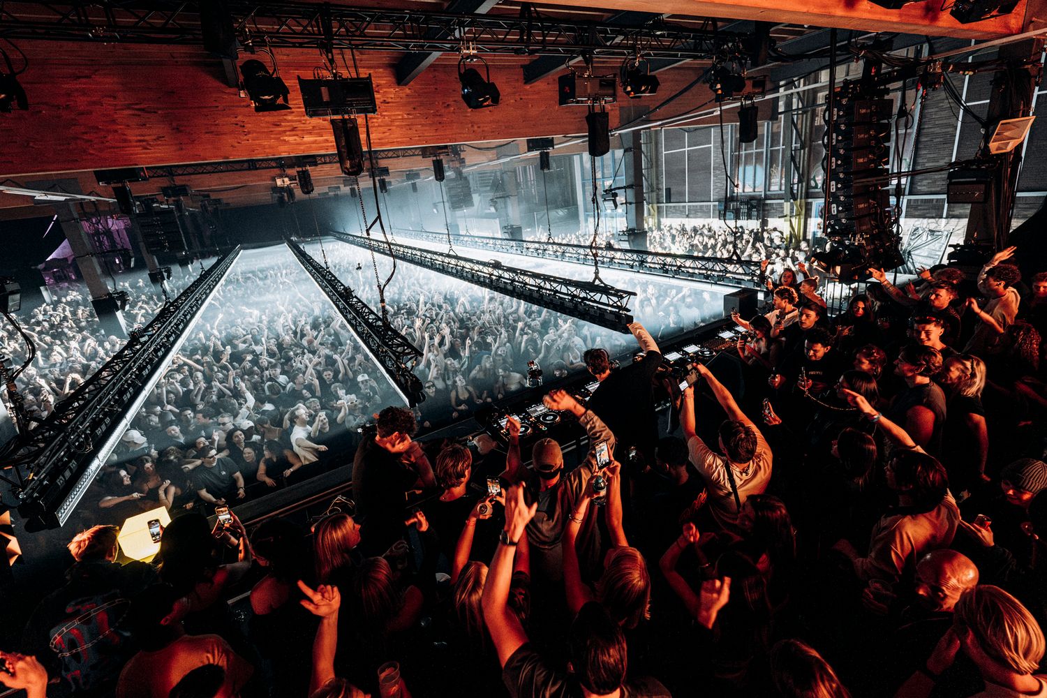 dgtl Bradamedia strobo lighting atmospheric visuals