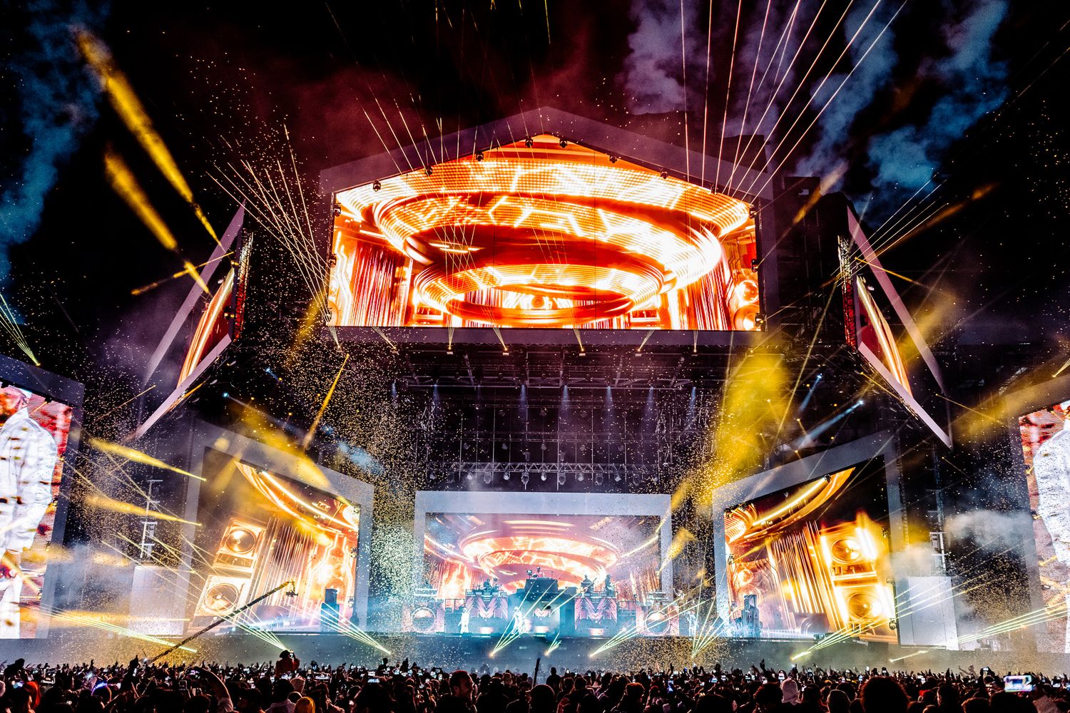 dance crowd eventfotografie Bradamedia visual effects performer spotlight