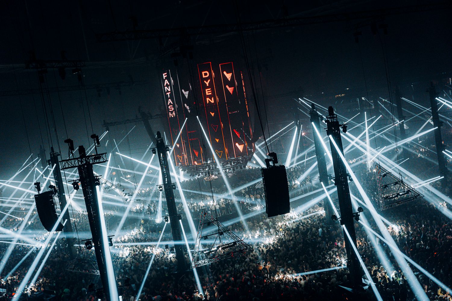 hard techno strobo Bradamedia festival atmosphere dance event
