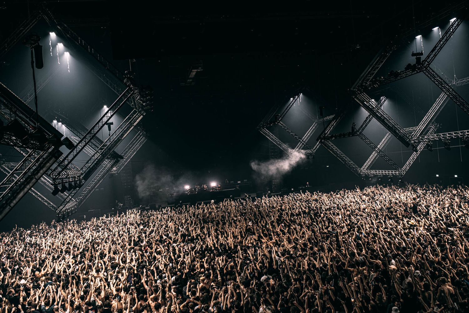 Bradamedia creative nightshots crowd energy immersive nightlife technofotografie