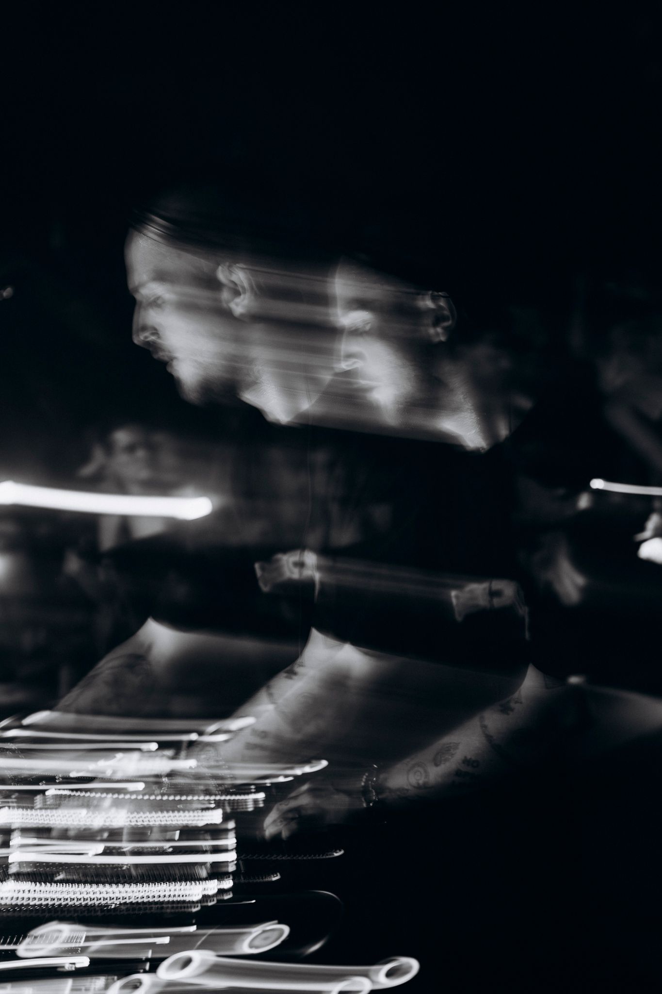 festivalreportage pulserende beats Bradamedia festival crowd nighttime energy