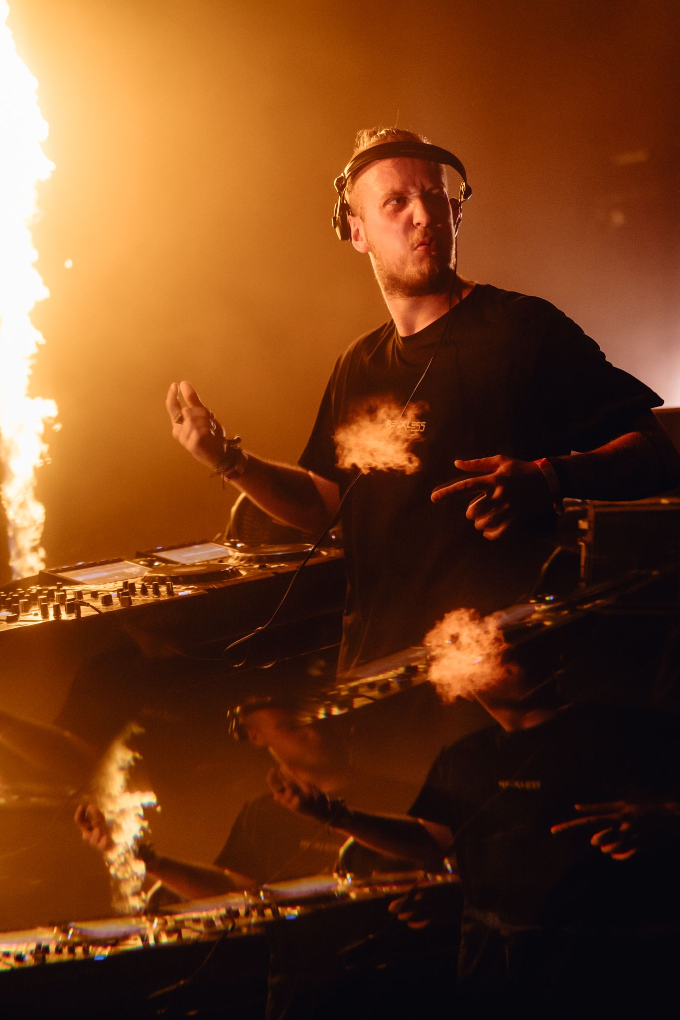 Bradamedia techno performance rave registratie crowd energy stroboscooplichten