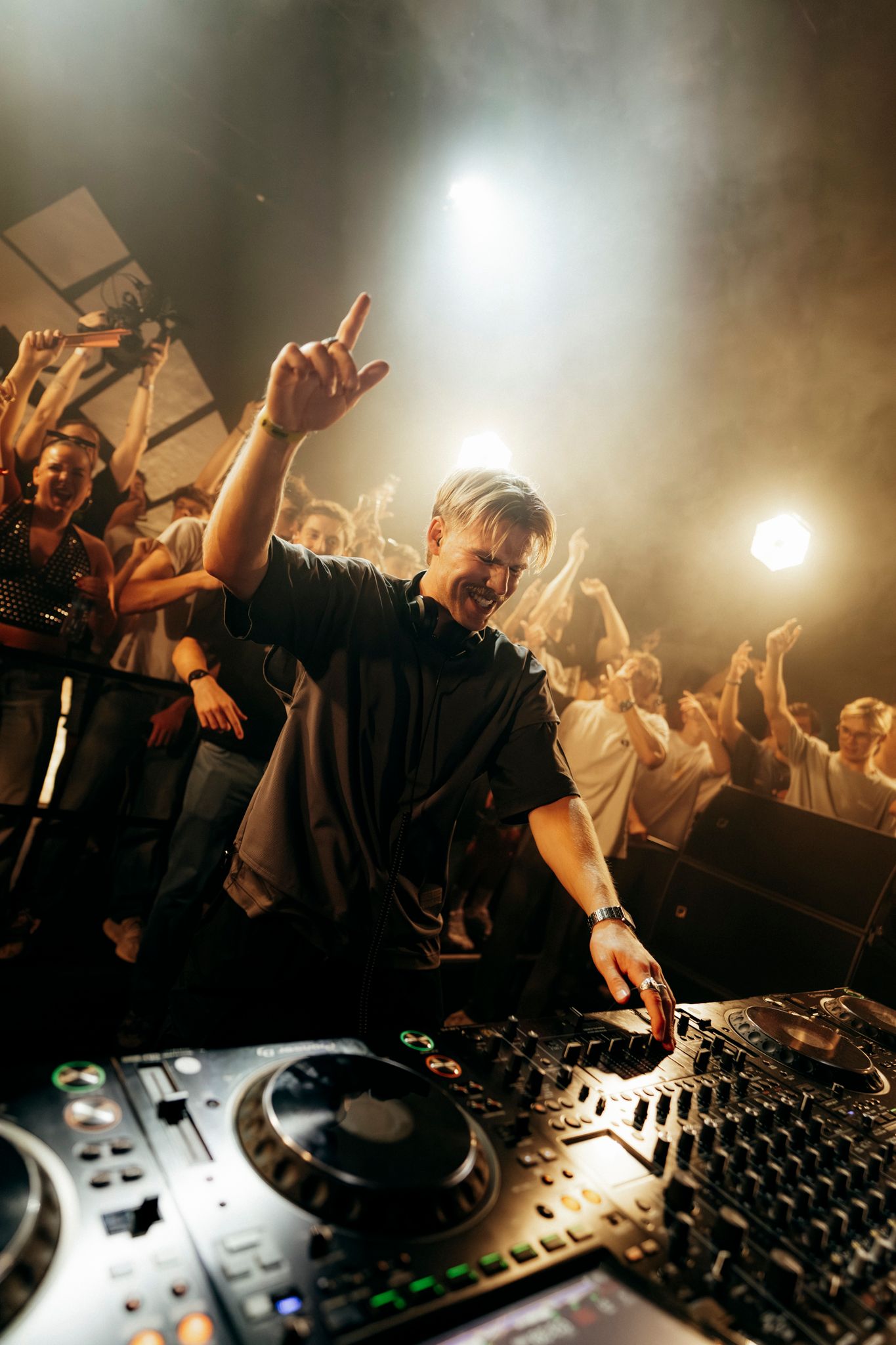 Bradamedia clubverlichting dj booth minimal techno rave registratie