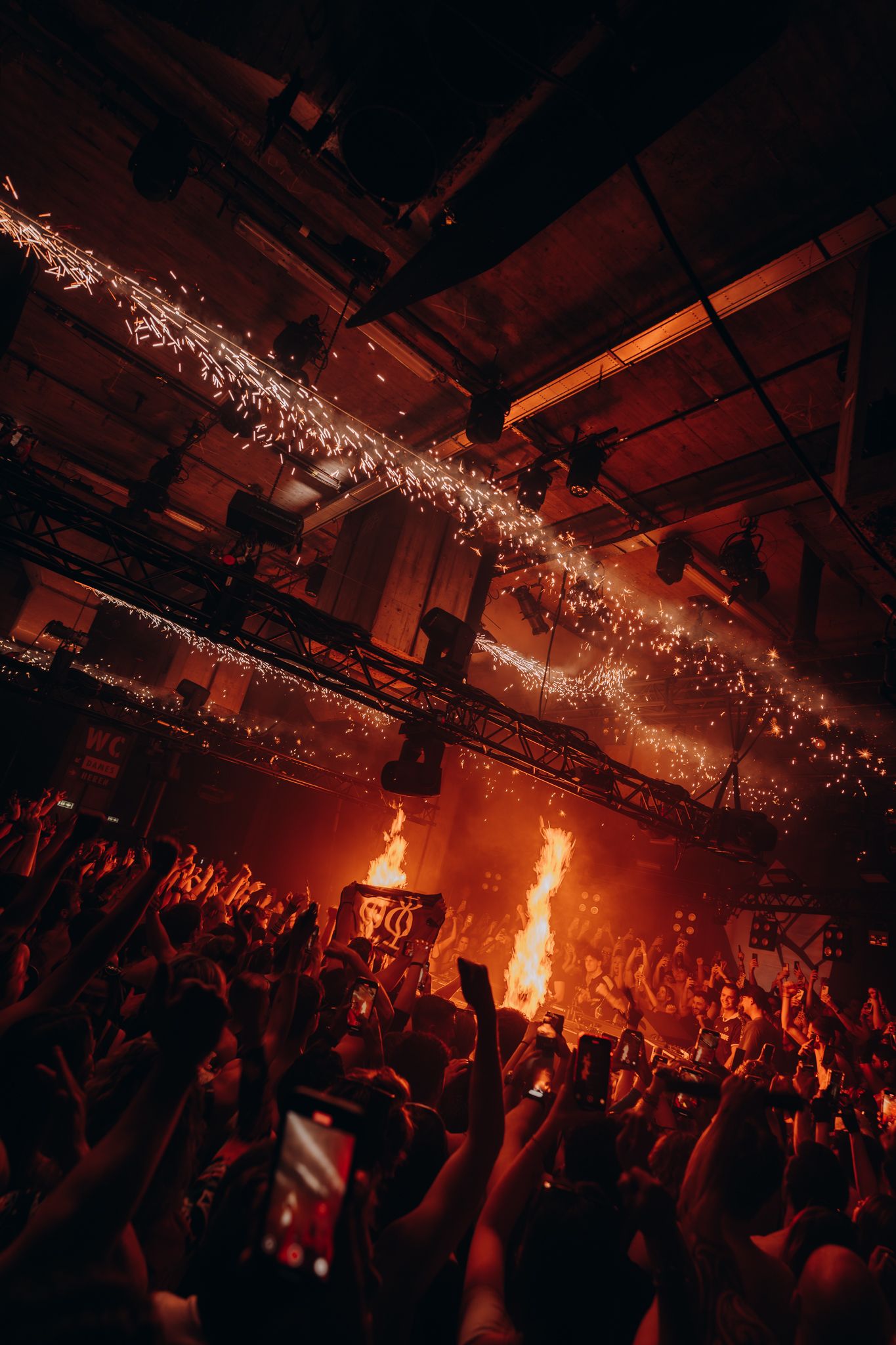 Bradamedia clubverlichting immersive nightlife warehouse rave dark visuals