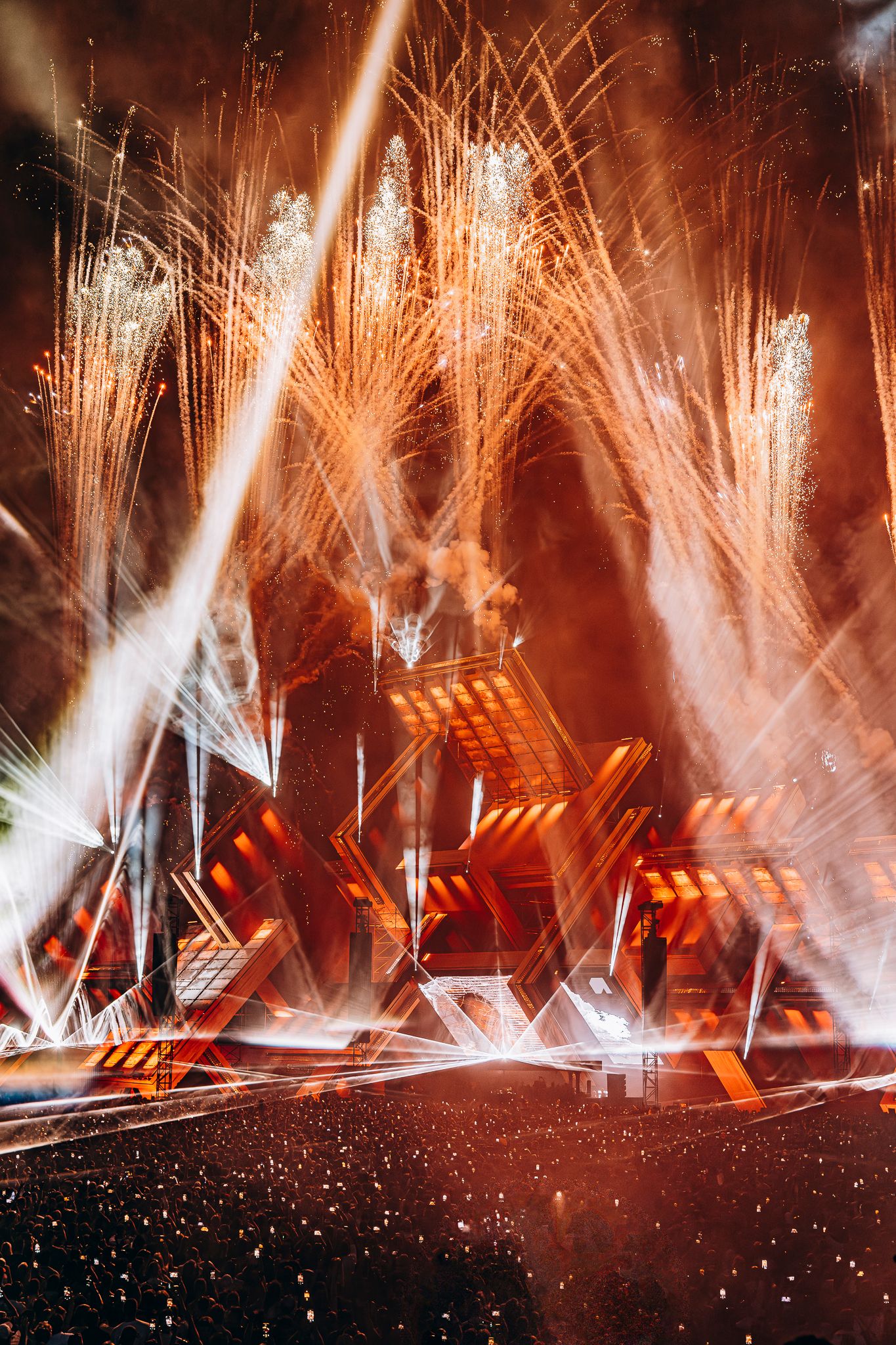 festivalreportage Bradamedia crowd energy artiestenfotografie stage lights elektronische muziek