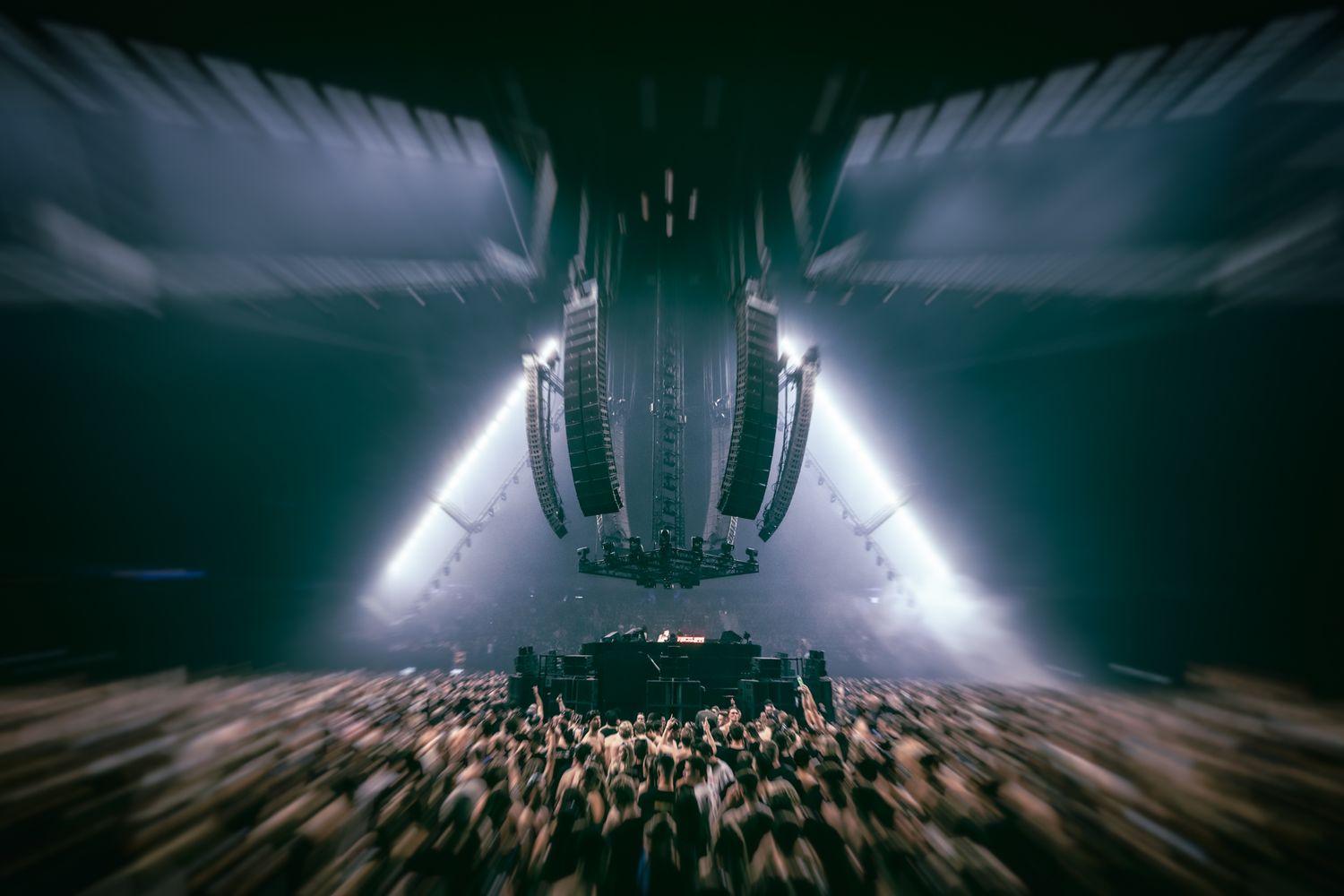 Bradamedia elektronische beats techno performance rave experience donkere visuals