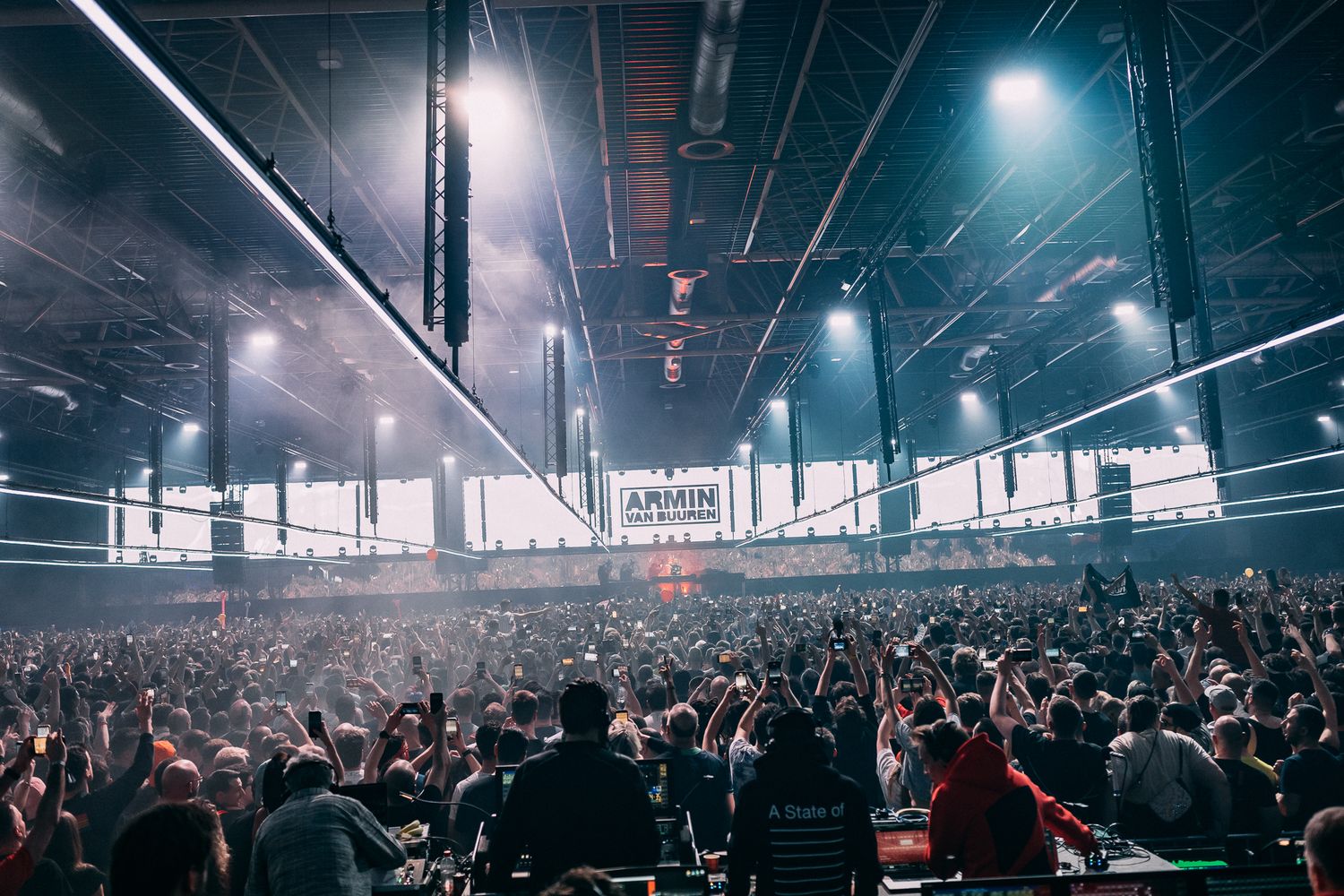 Bradamedia clubshow mainstage stage lights crowd energy