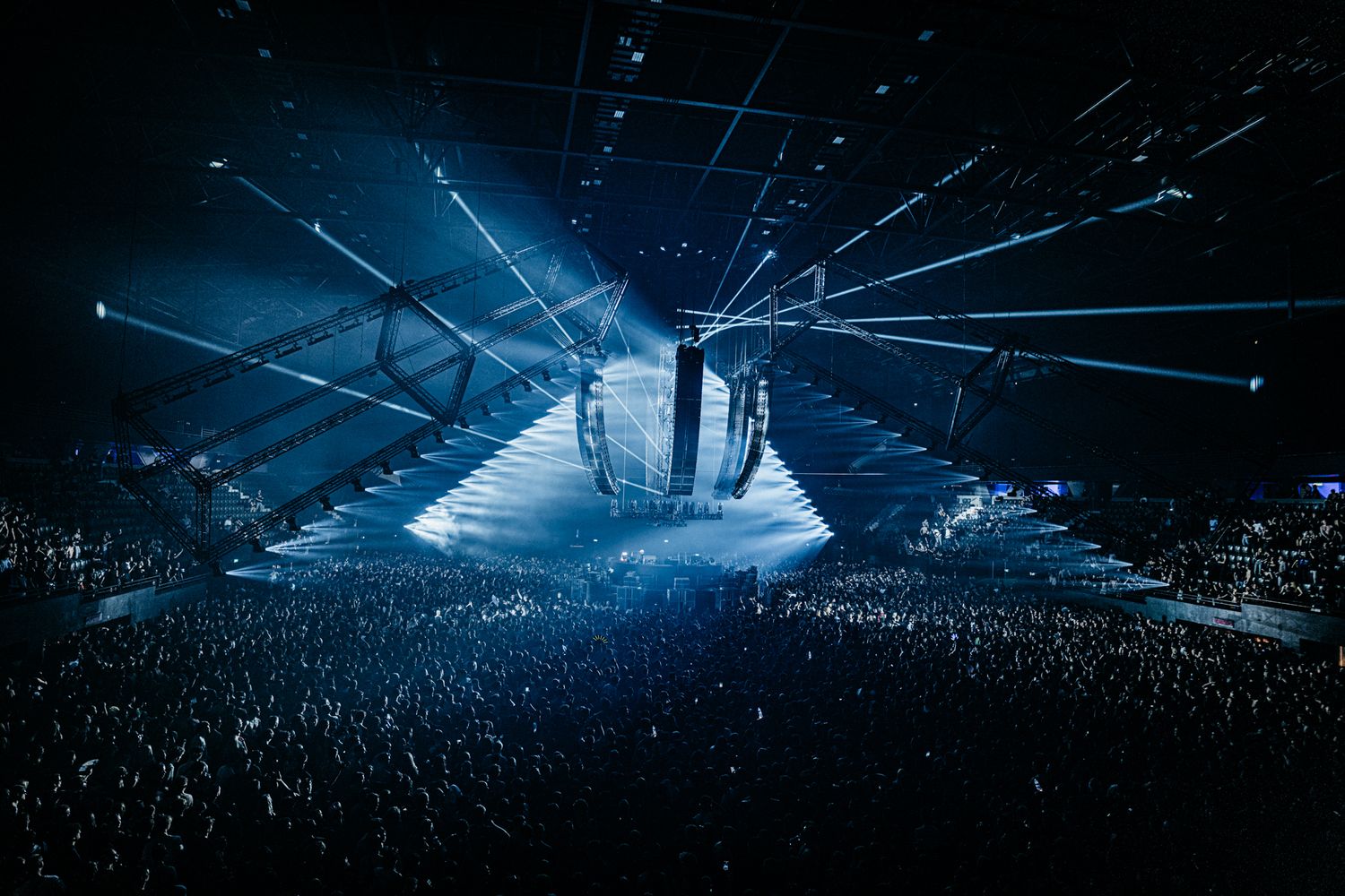 Bradamedia clubverlichting bezoekersmoment rave registratie industrieel decor nachtelijke sfeer