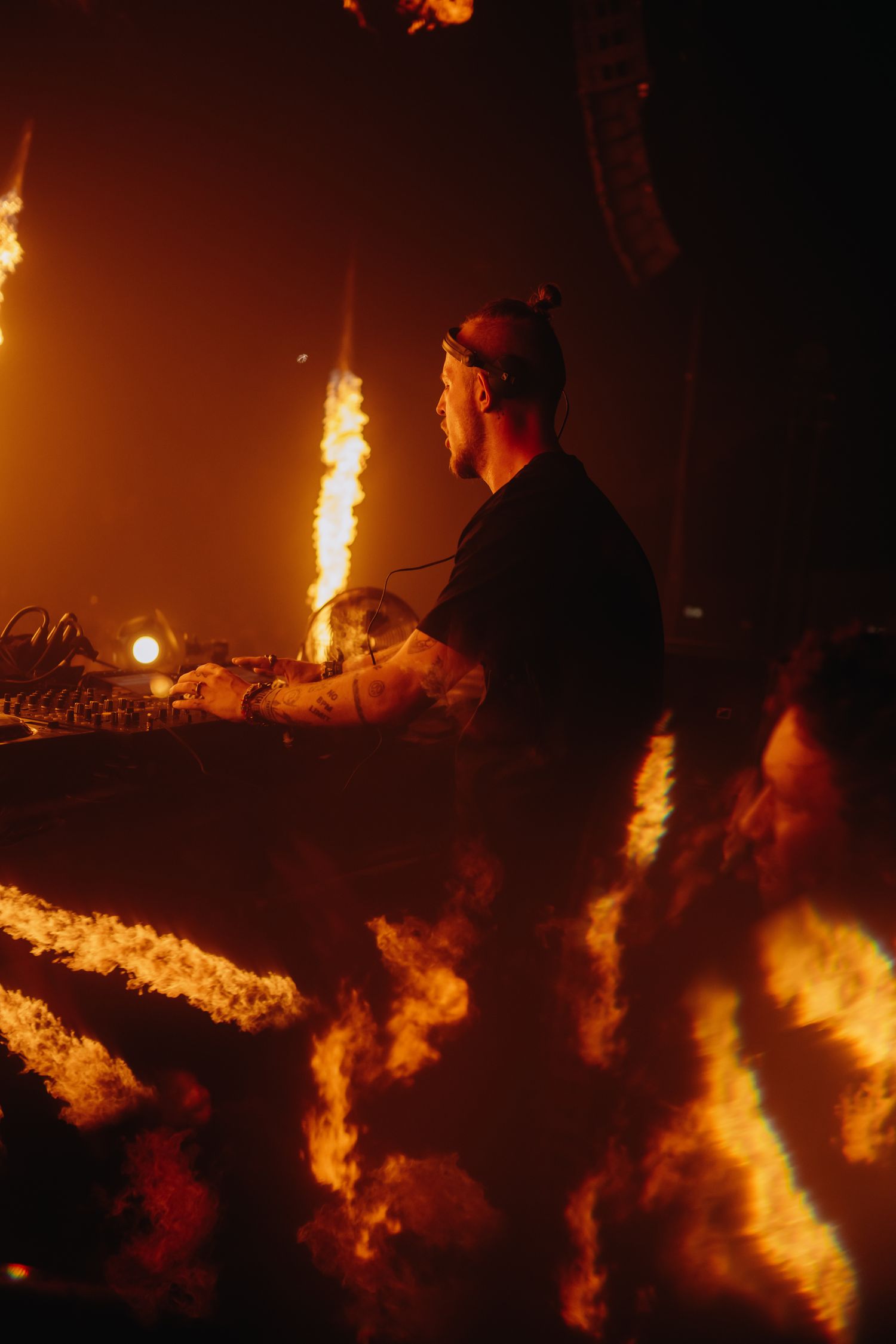 hard techno set DYEN live Bradamedia high-energy performance