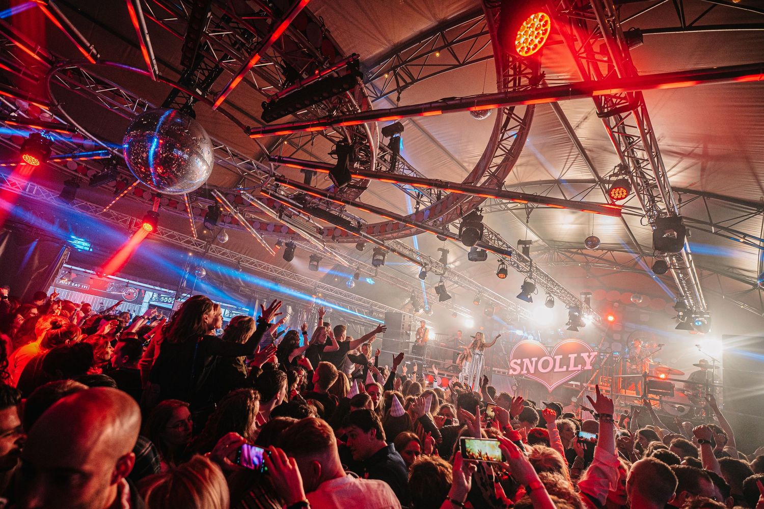 rockoptreden EDM festival Bradamedia mainstage artiestenfotografie crowd energy